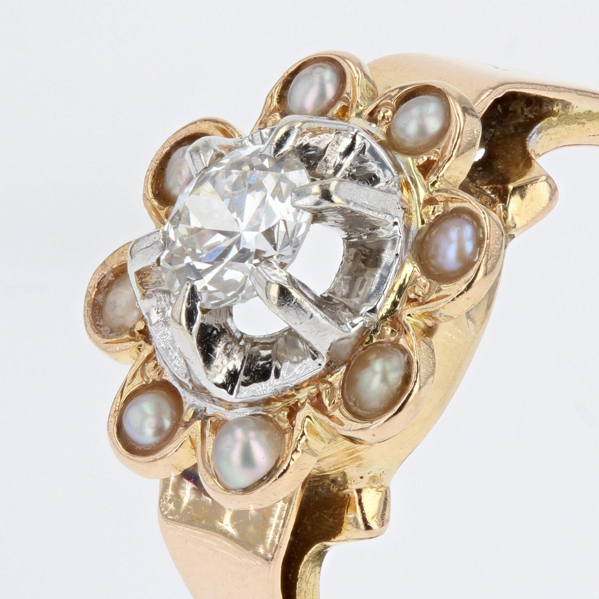 1960s Diamond Surrounded by Cultured Pearls 18 Karat Rose Gold Ring In Good Condition For Sale In Poitiers, FR