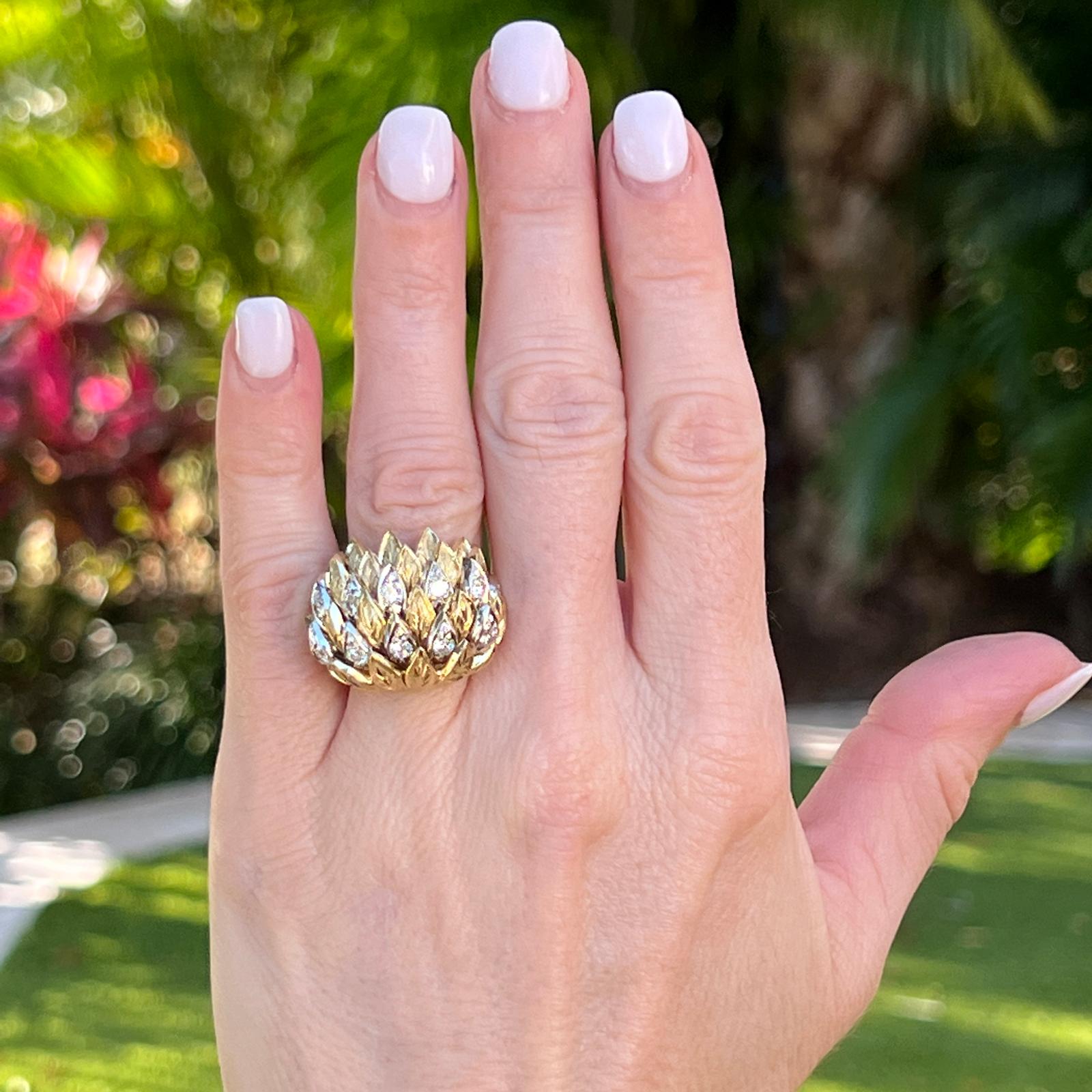 Diamantstrukturierter Kuppelring CIRCA 1960 aus 18 Karat Weiß- und Gelbgold. Das strukturierte Gold weist 12 runde Diamanten im Brillantschliff mit einem Gesamtgewicht von ca. 1,20 Karat auf, die in der Farbe G-H und der Reinheit SI eingestuft sind.