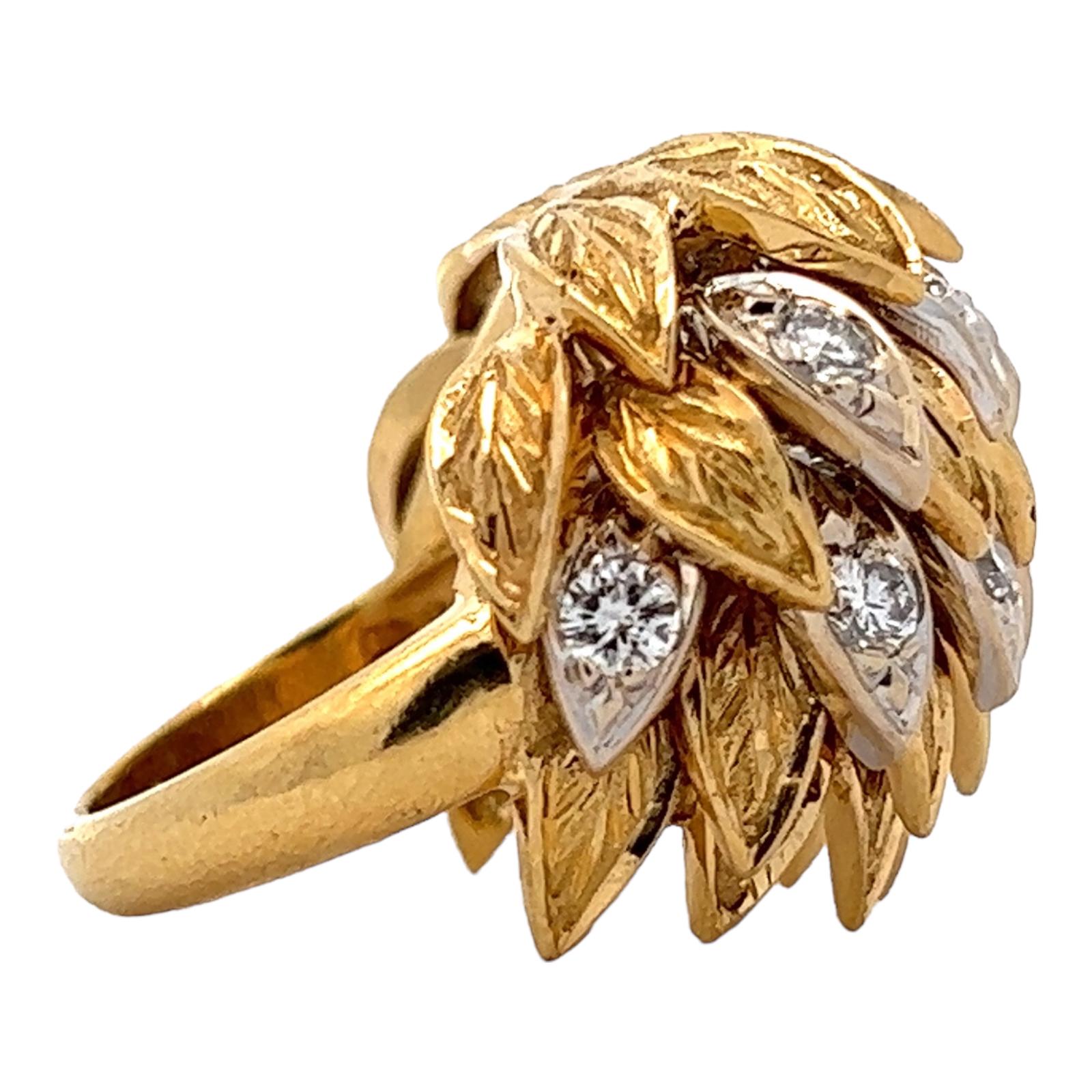 1960er Jahre Diamant-Cocktailring aus strukturiertem 18 Karat zweifarbigem Gold mit Kuppel (Rundschliff)