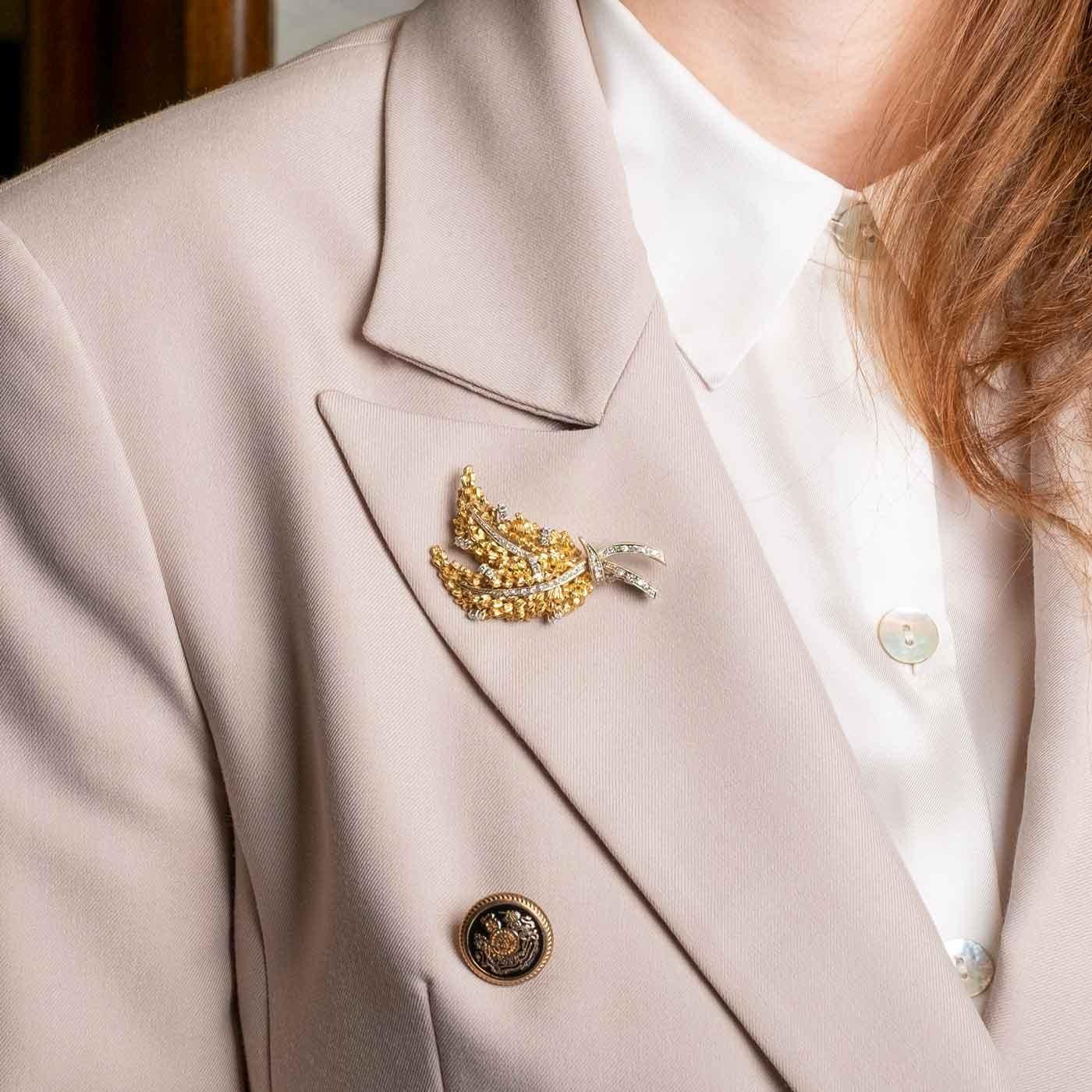 Round Cut 1960s diamonds and gold leaves brooch For Sale