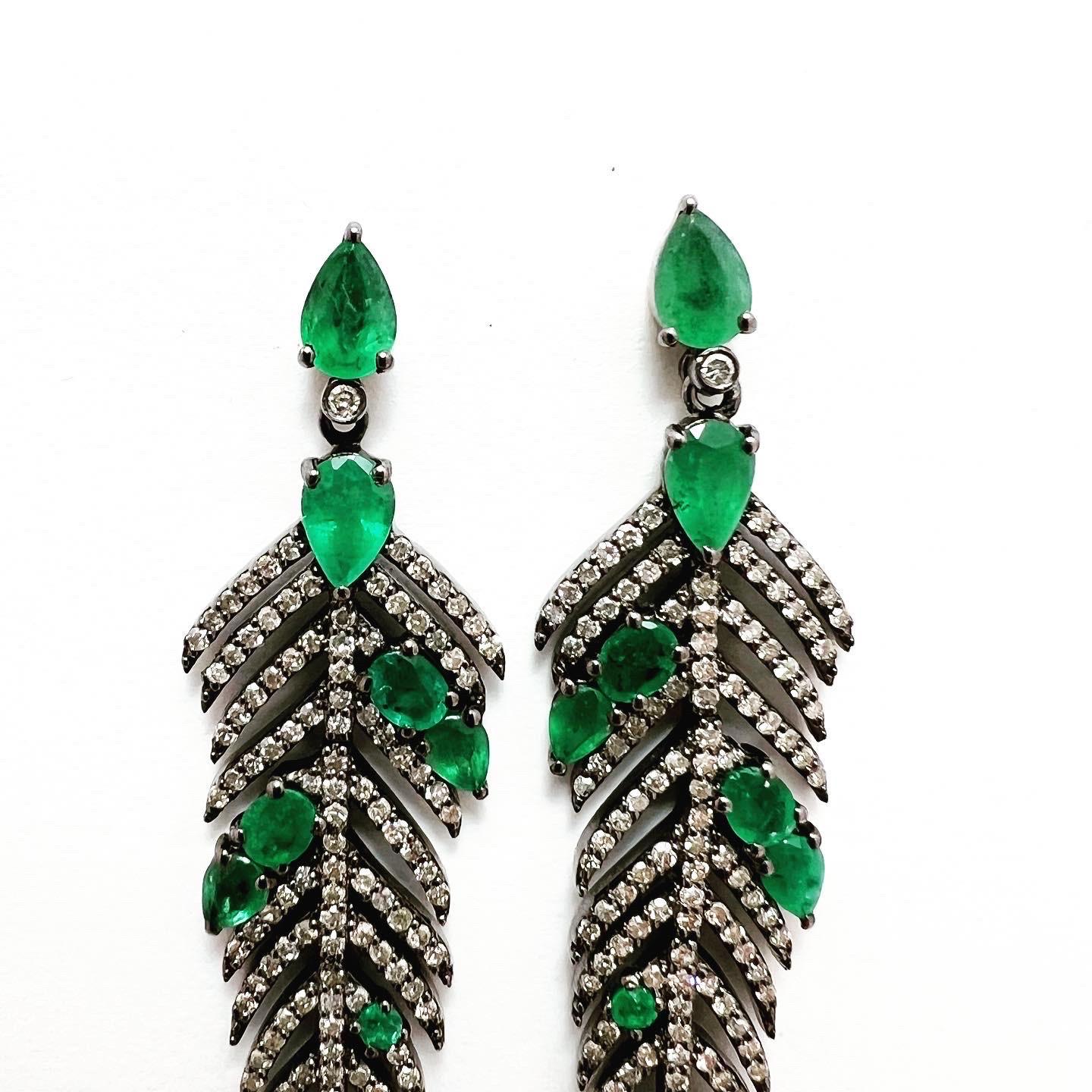 Stylish  Emeralds and Diamonds 18 Karat Yellow Gold Silver Tear Feather Long Earrings.
Stud system.
Diamond carat weight: 1.51 carat (251 diamonds).
Emerald carat weight: 3.85 carat (18 emeralds).
Circa 1960.
The perfect touch full of modernity with