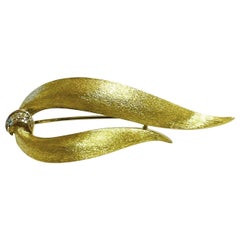 1960s Diamonds Nuanced 18K Yellow Gold Stylized Ribbon Brooch