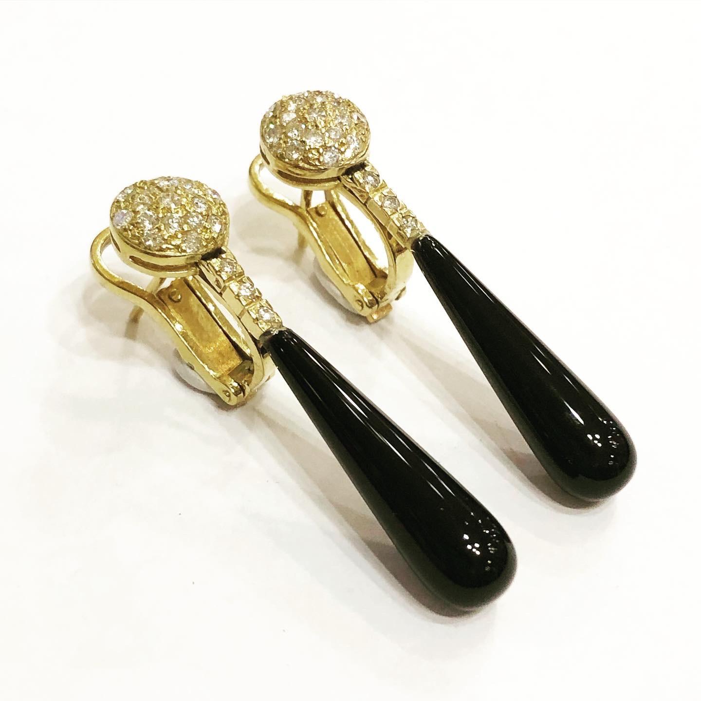 Stylish Onyx 18 Karat Yellow Gold Tear Drop Long Earrings.
Omega Clipon.
Diamond approximate carat weight: 0.8 carat.
Circa 1960.
The perfect touch full of modernity with a tear drop and dangle design.
Length: 4 cm.
Width: 0.8 cm.
Weight: 9
