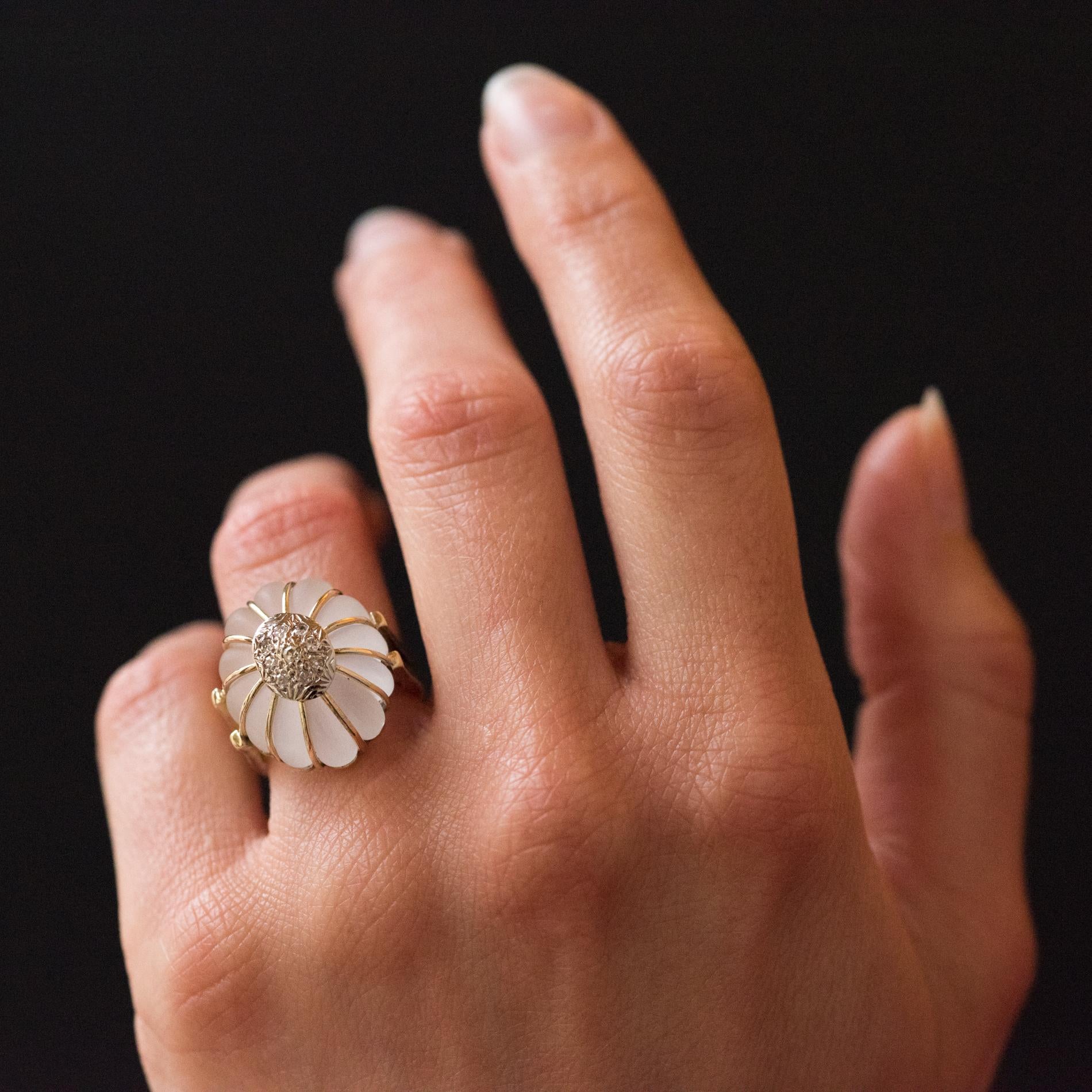 Ring aus 14 Karat Gelbgold.
Schöner Ring im Vintage-Stil. Er besteht aus einem matten Bergkristall, der in Form einer Blume geschliffen ist. Jedes Blütenblatt ist mit einem Goldfaden verziert und das Herz wird durch eine ovale Verzierung