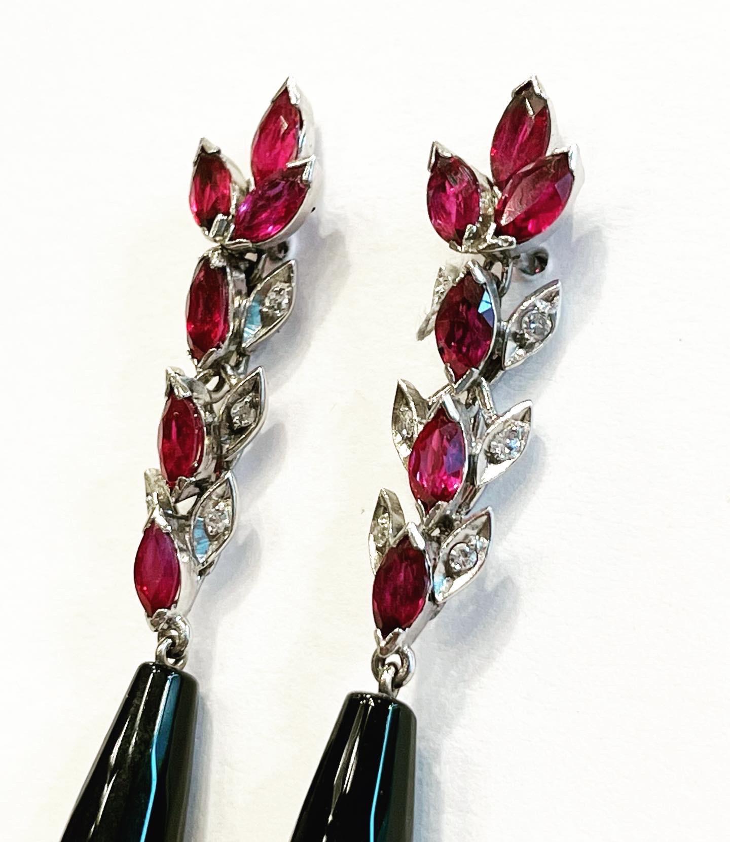 Stylish Onyx, Ruby and Diamonds 18 Karat White Gold Tear Drop Long Earrings.
Stud system.
Diamond approximate carat weight: 0.24 carat.
Ruby approximate carat weight: 3.5 carat.
Circa 1960.
The perfect touch full of modernity with a tear drop and