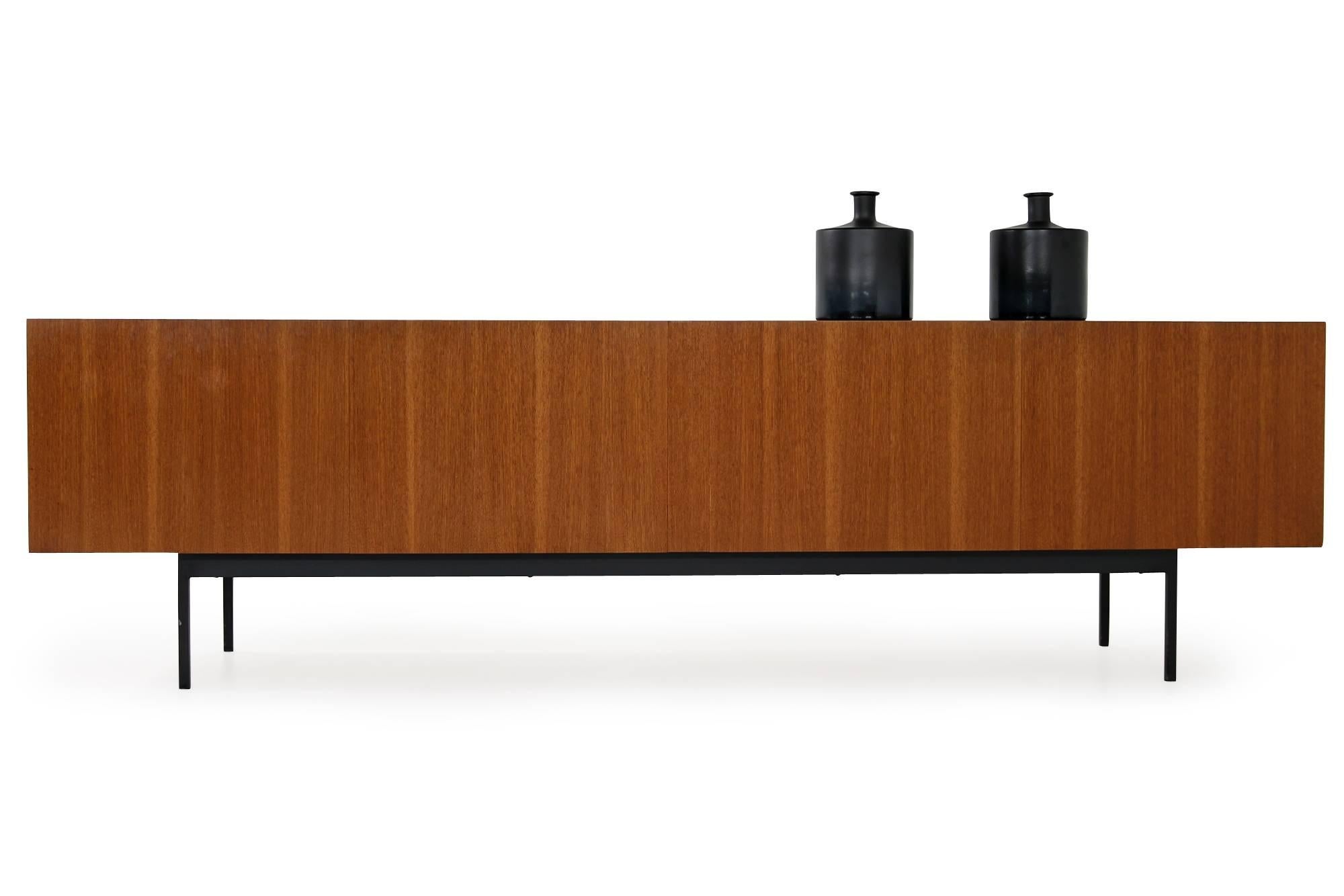 Beautiful and large 1960s sideboard, Dieter Waeckerlin Mod. B40 for Behr credenza in teak. Very good condition, inside with maple wood in an amazing condition. It's like new inside, almost no traces of use, really amazing. Beautiful Minimalist
