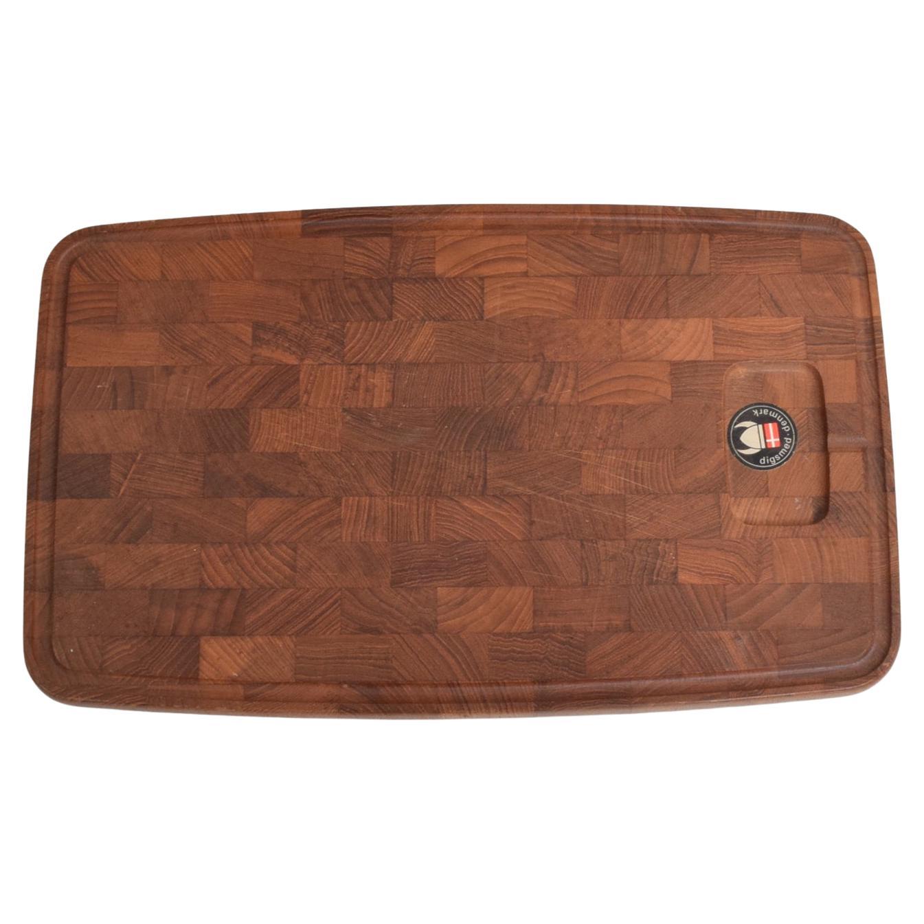 1960er Jahre Dänisches Teakholz-Schneidebrett aus Stäben von Digsmed, Dänemark
Hersteller gestempelt.
Wunderbarer Originalzustand.
H 1 in. x B 10,4 in. x T 16,5 in.
Siehe Bilder.
  