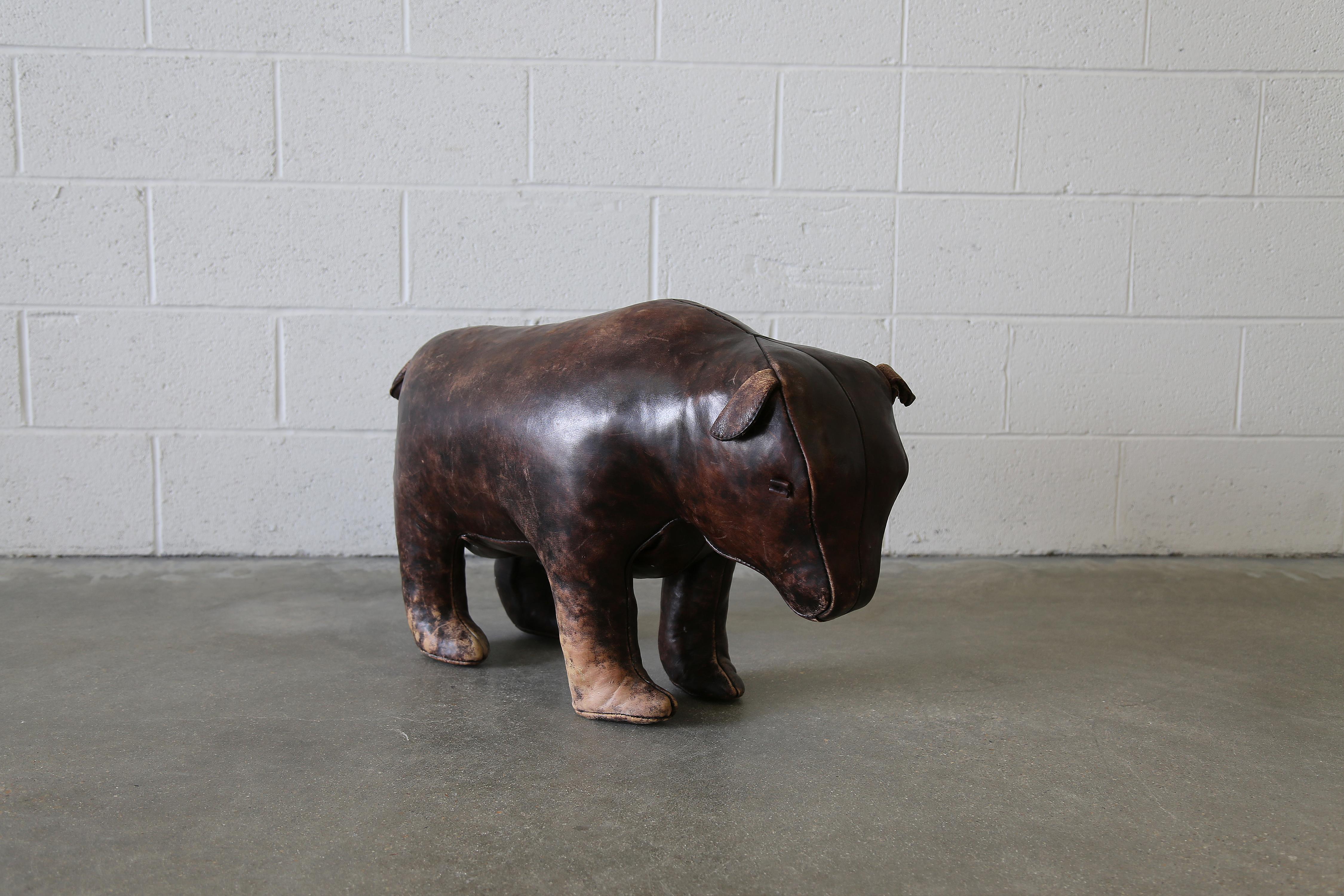 Il poggiapiedi/pouf Bear, altamente collezionabile, è stato progettato da Dimitri Omersa. Patchwork in pelle pesante con ottima patina. Questa è una versione più vecchia con i resti dei piedi inchiodati e rattoppati. Un'offerta rara, visto che