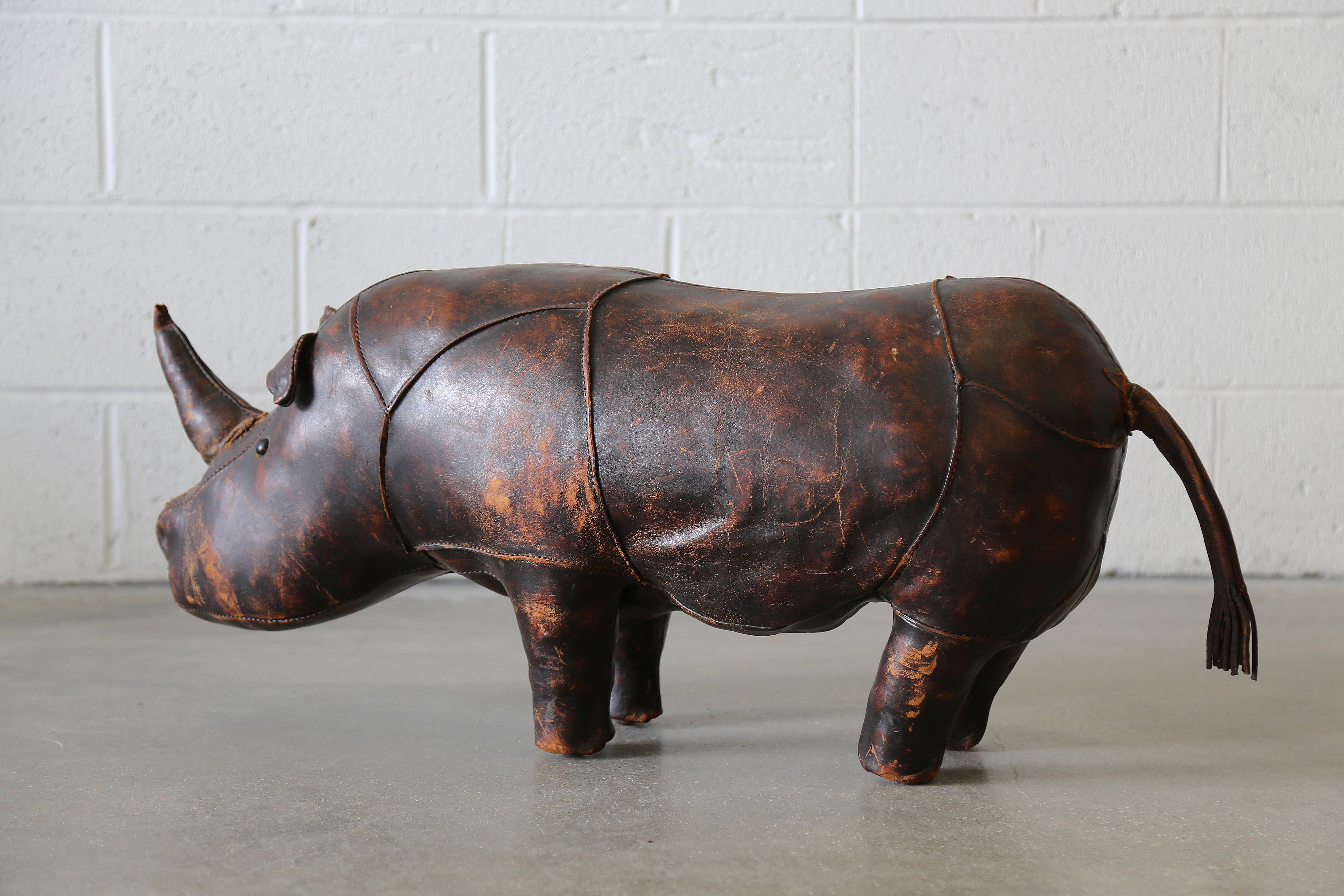 Il poggiapiedi/pouf Rhinoceros, altamente collezionabile, è stato progettato da Dimitri Omersa. Patchwork in pelle pesante con ottima patina. Questa è una versione più vecchia con i piedi inchiodati. Questo pezzo è stato acquistato dal proprietario