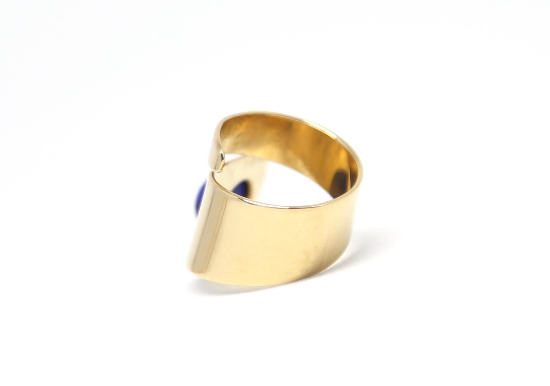 Très rare bague moderniste en or jaune 18 carats et lapis-lazuli conçue par Jean Dinh Van pour Cartier, datant des années 1960.  Actuellement, la bague convient à une taille 5,5 ou 6, mais elle peut être légèrement ajustée par un bijoutier. Marqué 