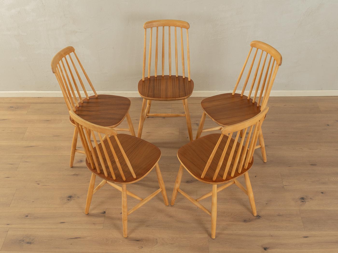 Rare sedie da pranzo nello stile di Ilmari Tapiovaara degli anni '60. Struttura in legno massiccio di frassino di alta qualità con seduta impiallacciata in teak. Il set è composto da 5 sedie.

Caratteristiche di qualità:

    ottima lavorazione
   