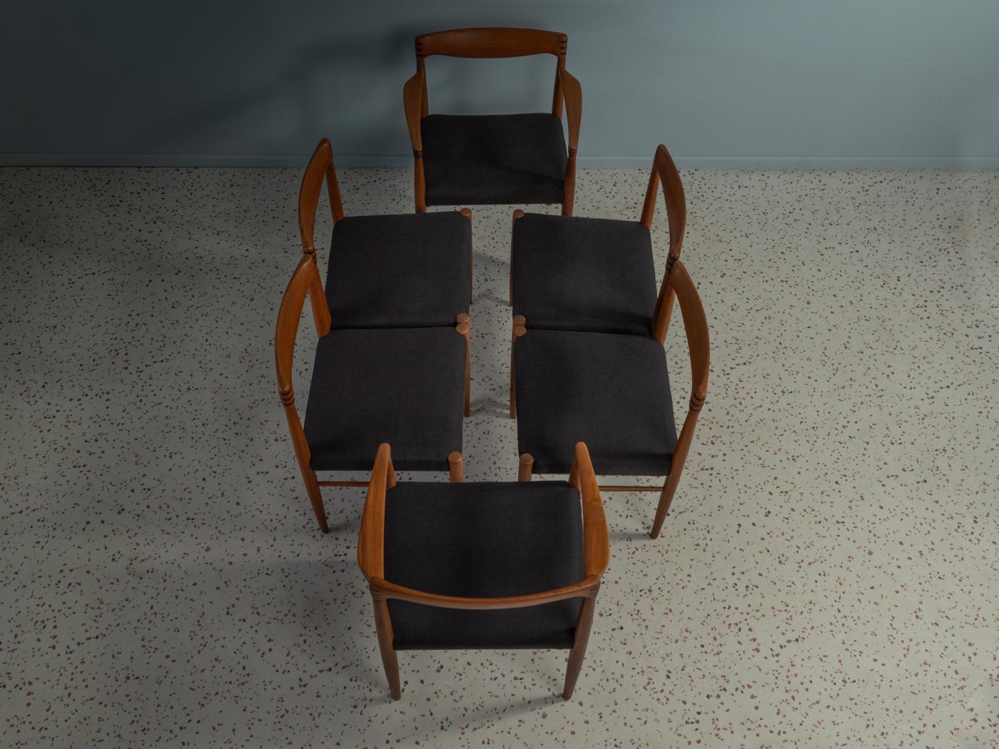 Chaises classiques des années 1960 par H.W. Klein pour Bramin. Cadre en teck massif avec dossier et accoudoirs à tenons et mortaises. Les chaises ont été retapissées et recouvertes d'un tissu de haute qualité de couleur noire. L'offre comprend 6
