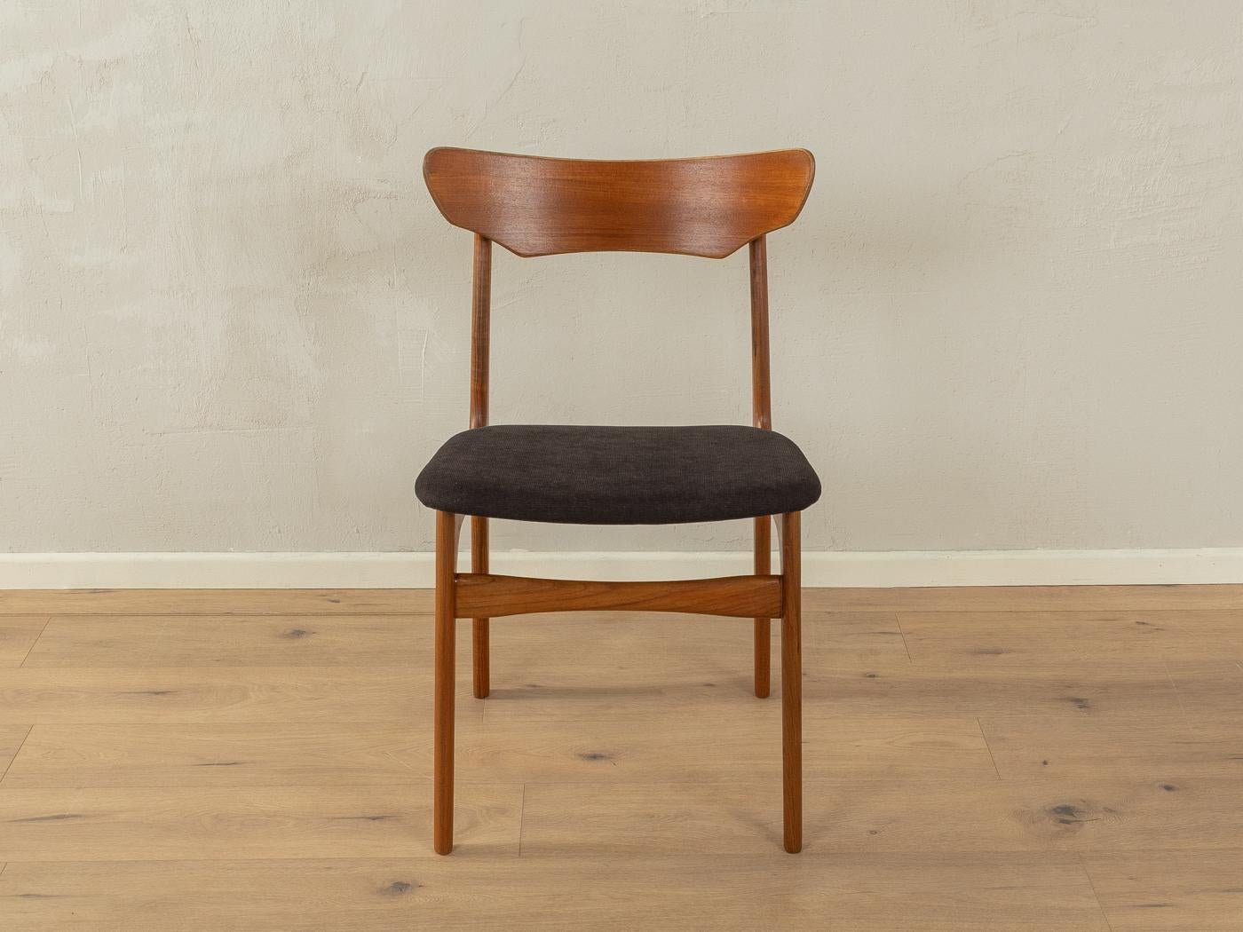 Elegant chairs from the 1960s by Schiønning & Elgaard for Randers Møbelfabrik. Solid teak frame. The chairs have been reupholstered and covered with a high-quality fabric in black. The offer includes five chairs.

Quality Features:

    accomlished
