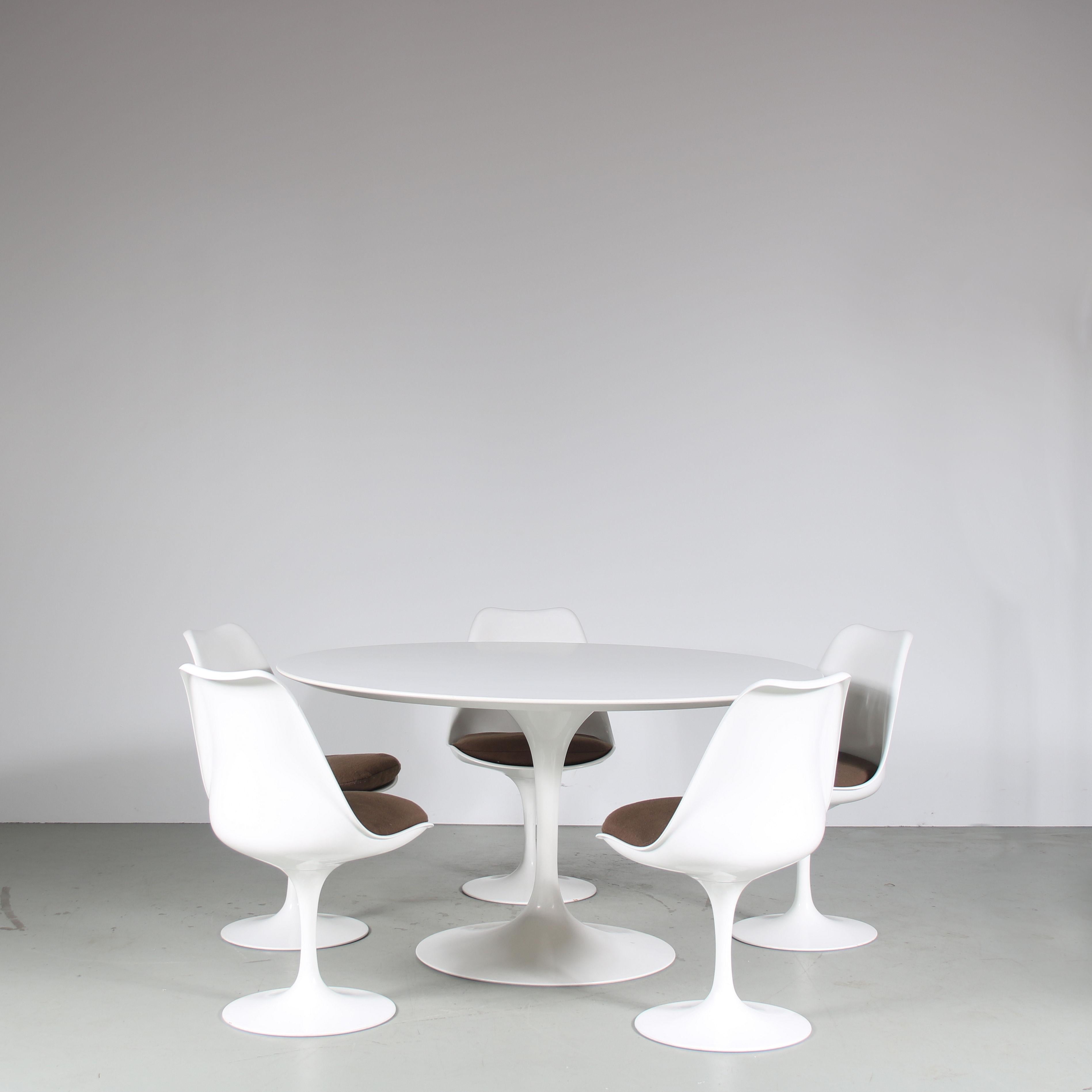 This set of five swivel dining chairs with matching dining table is a true icon of mid-century modern design, designed by Eero Saarinen and manufactured by Knoll International in the 1960s.

The chairs feature a modern and minimalist tulip base in