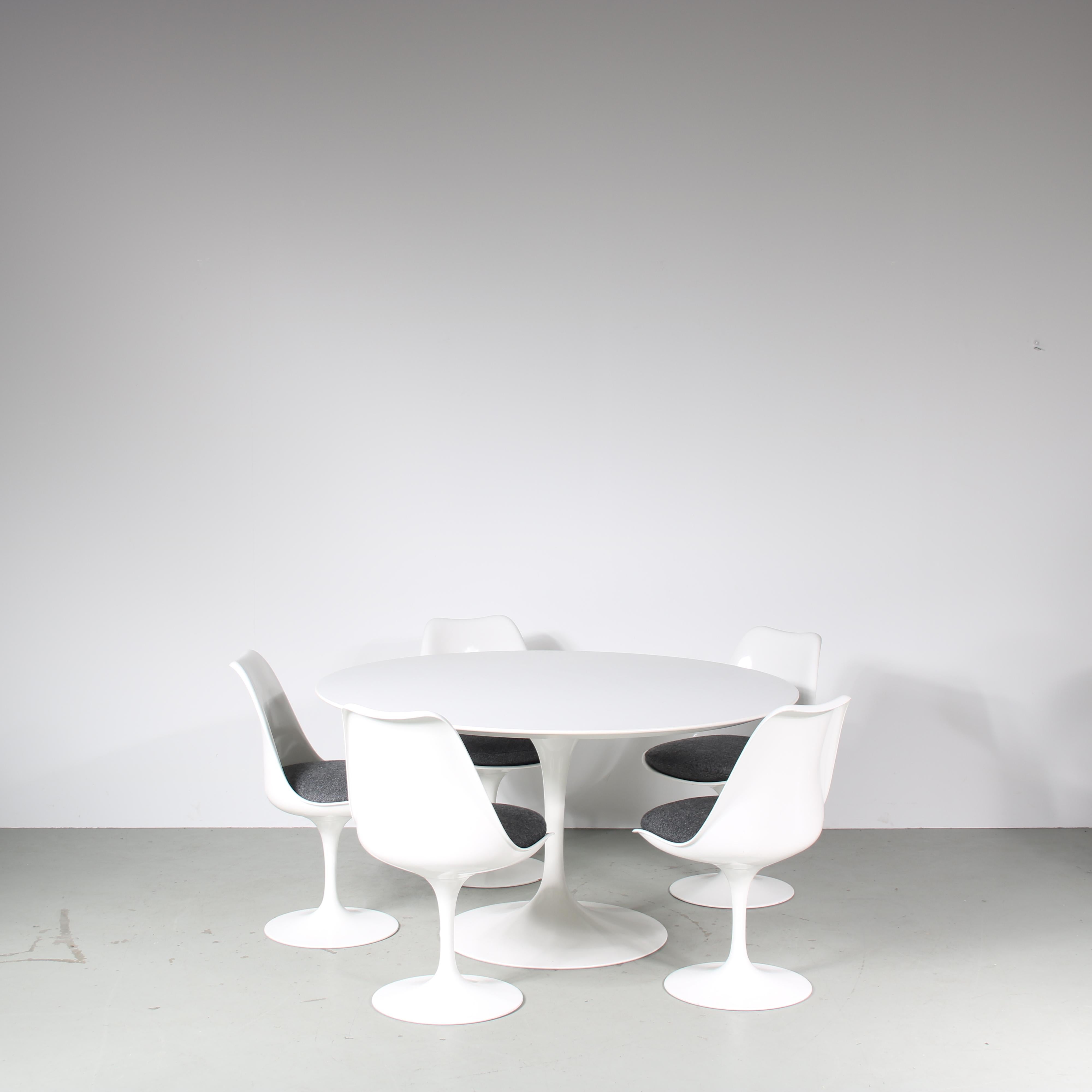 This set of five swivel dining chairs with matching dining table is a true icon of mid-century modern design, designed by Eero Saarinen and manufactured by Knoll International in the 1960s.

The chairs feature a modern and minimalist tulip base in