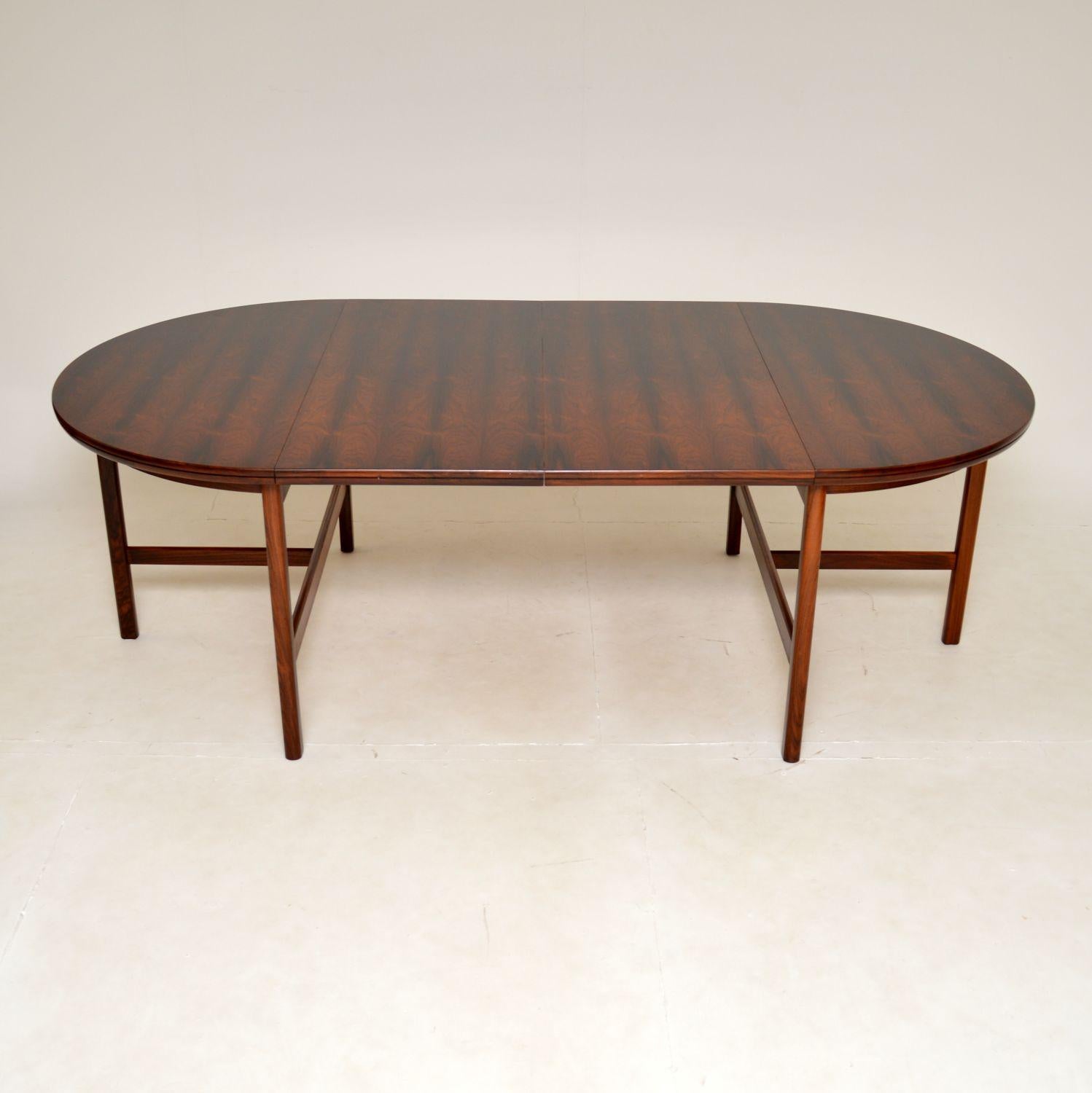 A magnificent vintage extending dining table. This was designed by Robert Heritage for Archie Shine, it was made in England in the 1960s.

This is of lovely proportions, when closed it seats four, and there are two additional leaves that come with