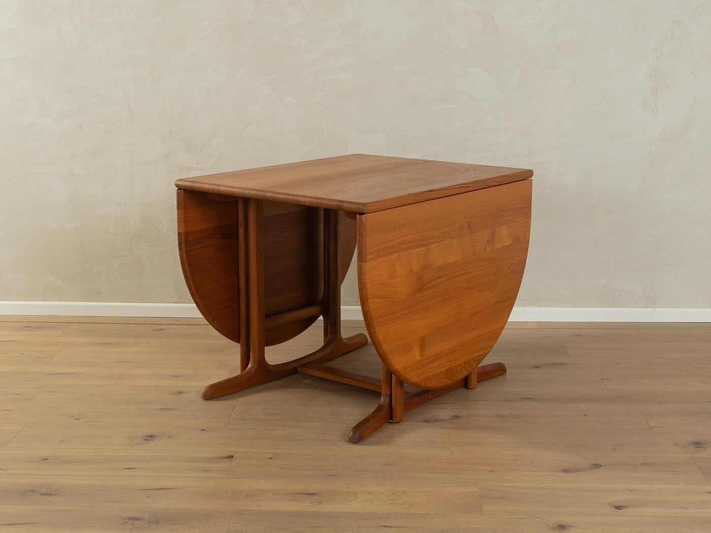 Table de salle à manger extensible classique des années 1960 au design scandinave. Structure et plateau de table en teck massif de haute qualité avec deux rallonges.

Caractéristiques de qualité :

    très bon travail
    des matériaux de haute
