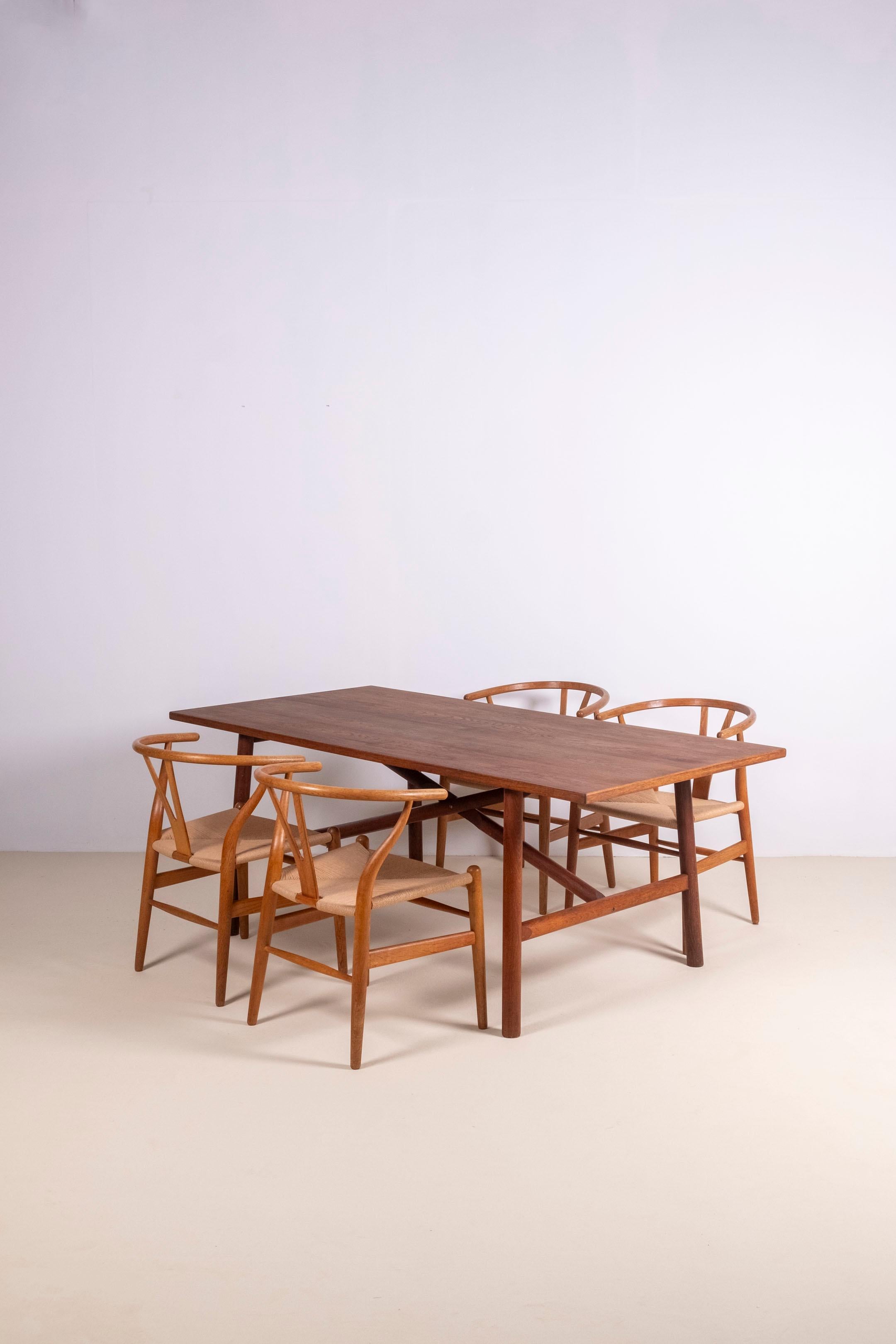 Table de salle à manger des années 1960 en chêne par ébéniste danois en vente 1