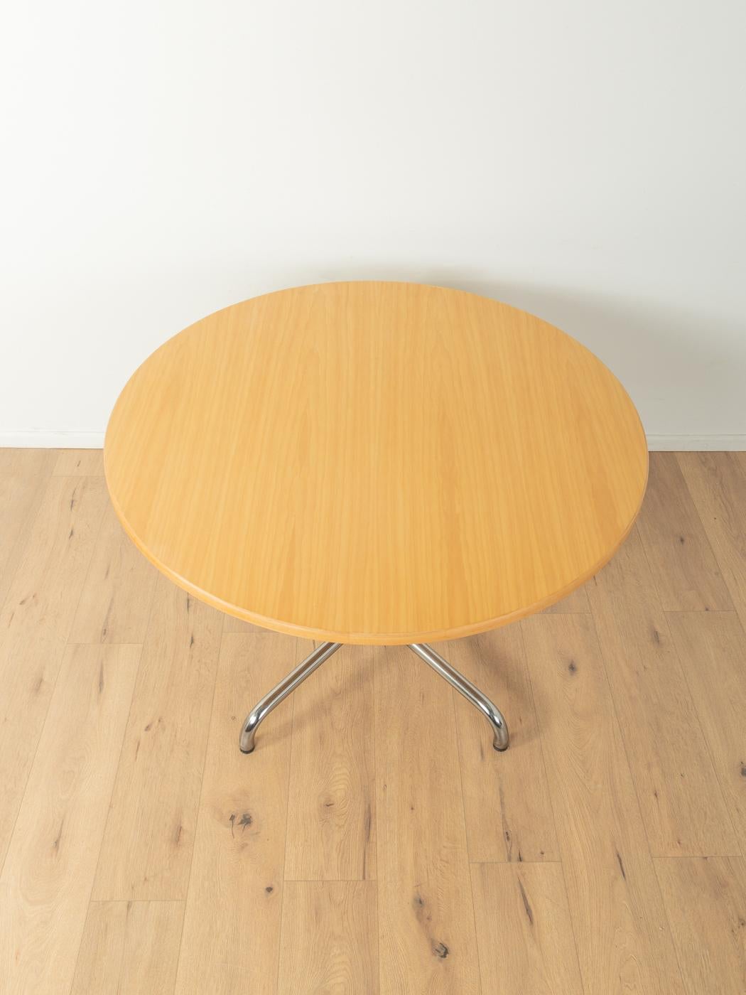 Classic dining table by Thonet from the 1960s. High quality chromed tubular steel frame and table top in ash veneer with solid wood edge.
very good workmanship
high-quality materials
Made in Germany, Manufacturer: Thonet (branding under the tabletop)