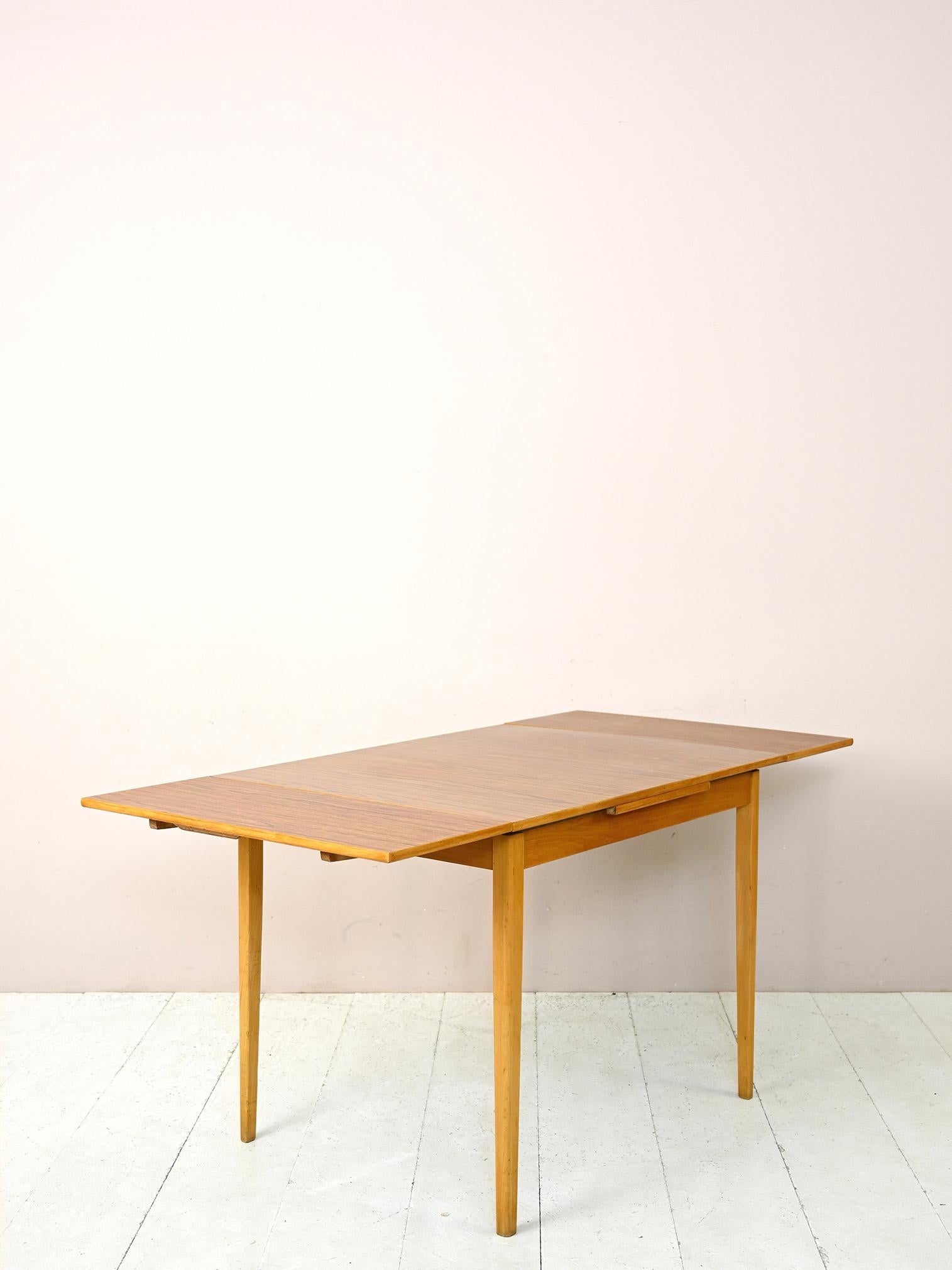 Scandinave moderne Table de salle à manger des années 1960 avec plateau en formica en vente