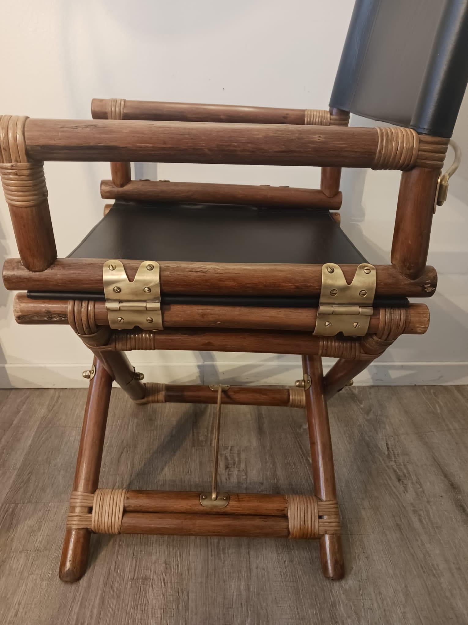 Chaise de directeur en bois et cuir noir de McGuire des années 1960 en vente 1