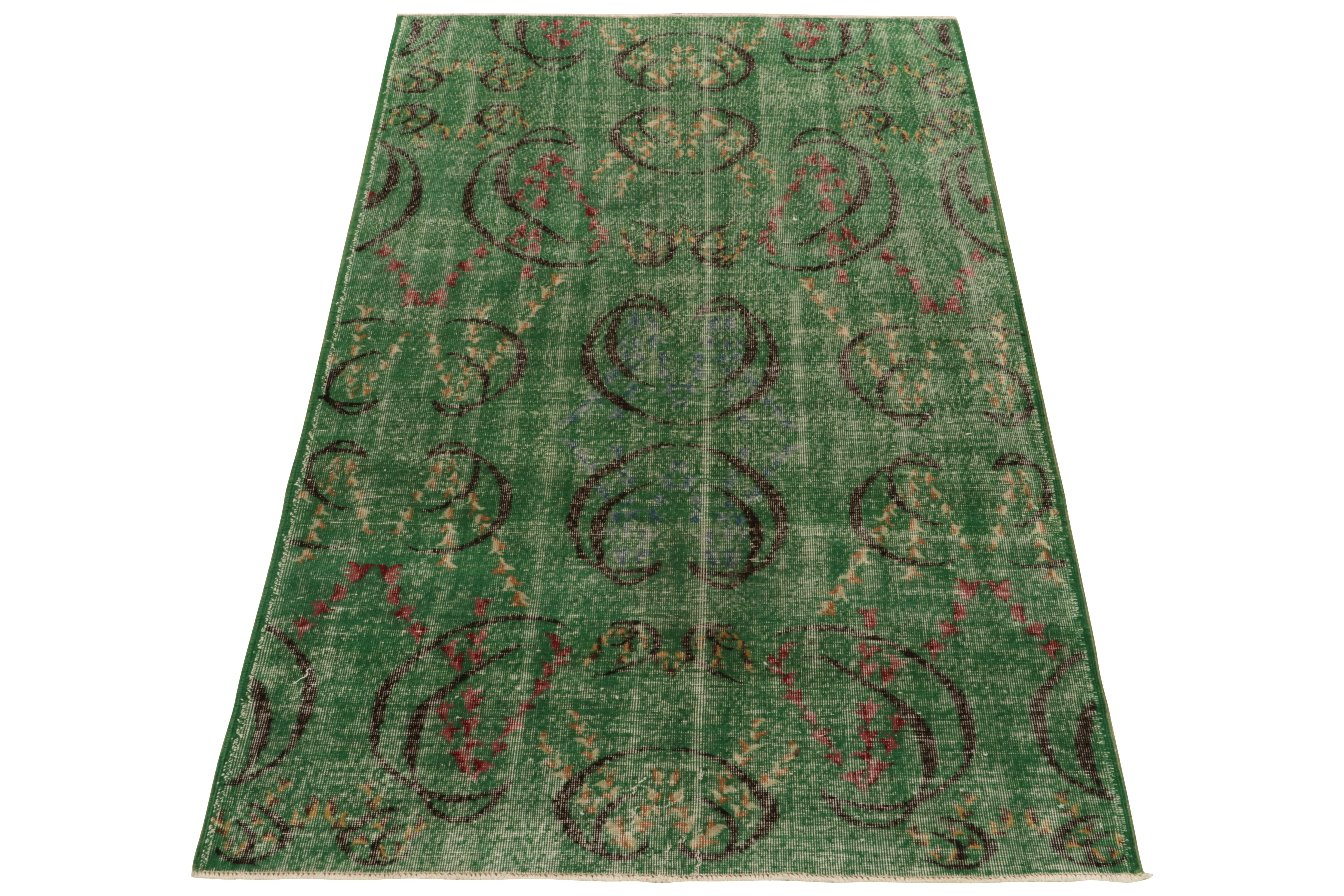 Ein vintage 5x8 Art Deco Teppich, handgeknüpft aus Wolle, ca. 1960-1970. Die Mid-Century Pasha Collection von Rug & Kilim erinnert an einen kühnen türkischen multidisziplinären Künstler aus dieser Zeit, der für seine niedrigflorigen Sammlerstücke