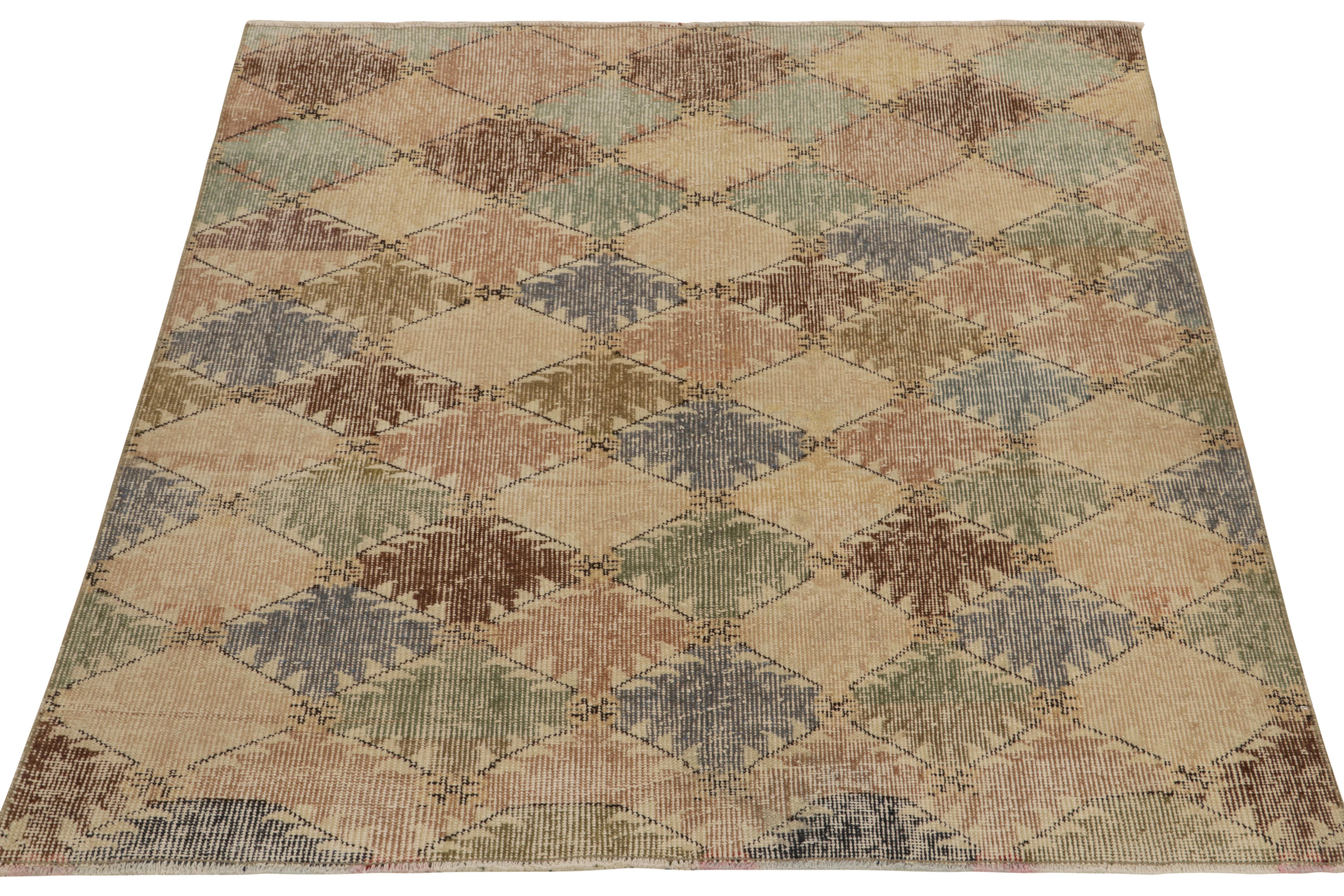 De un venerado diseñador turco multidisciplinar, una alfombra vintage de 5x5 de los años 60, que ahora se une a nuestra colección Mid Century Pasha. Con un diseño intrincado, el diseño de estilo decó presenta patrones de diamantes en simetría