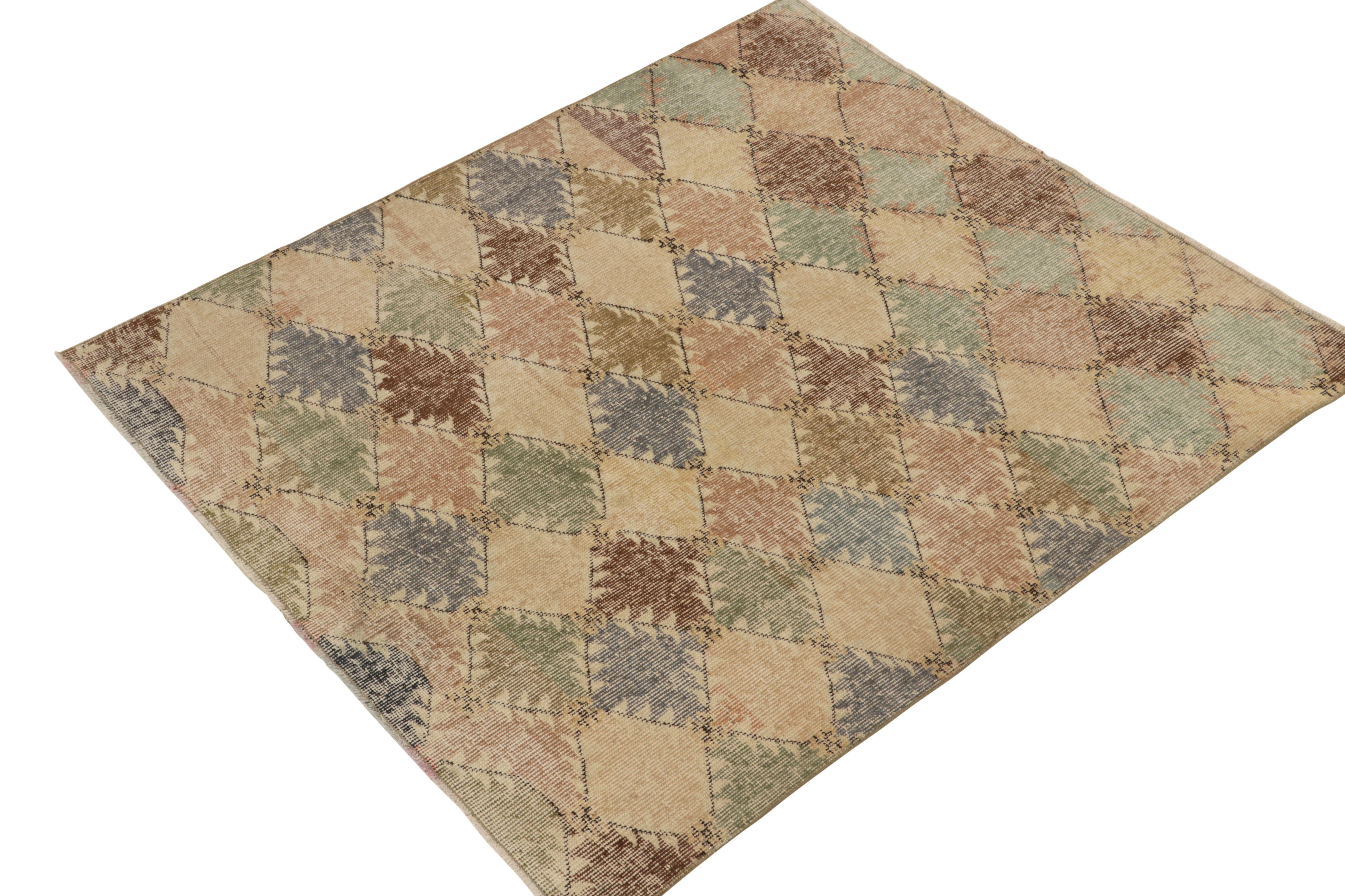 Alfombra vintage desgastada de los años 60 en beige-marrón, diseño de rombos azules by Rug & Kilim Art Decó en venta