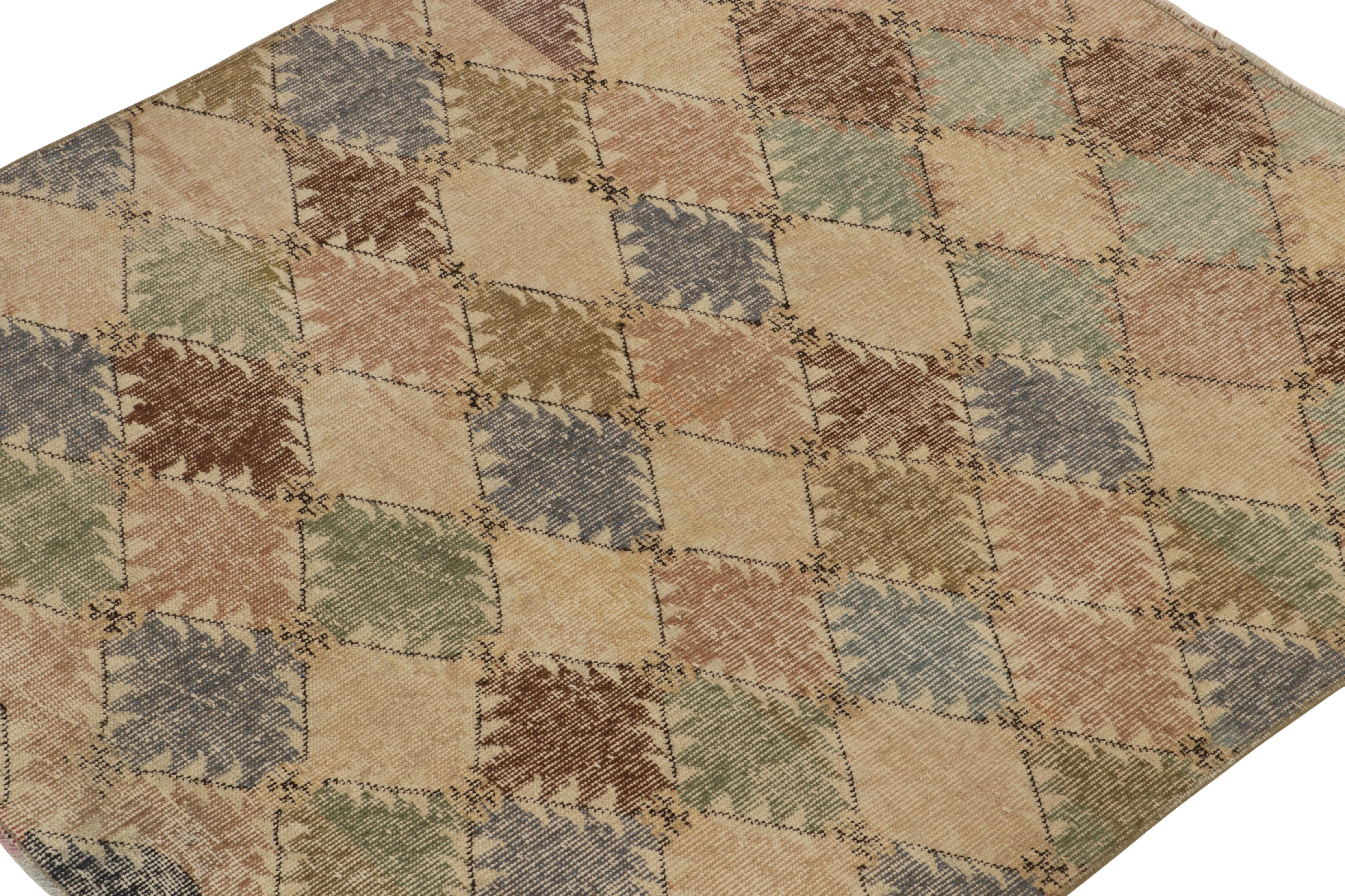 Alfombra vintage desgastada de los años 60 en beige-marrón, diseño de rombos azules by Rug & Kilim Turco en venta