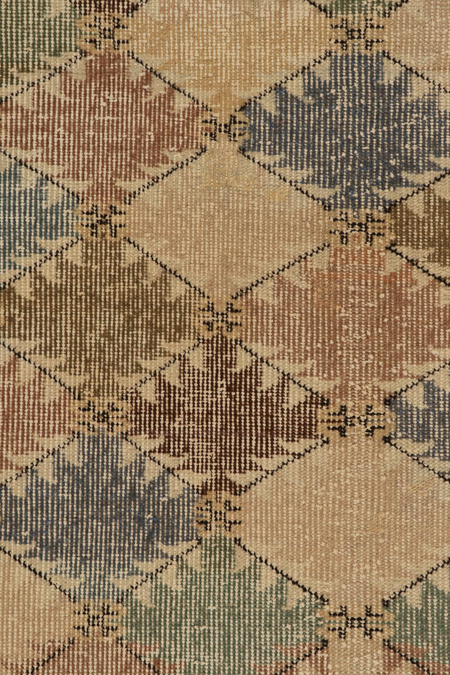 Alfombra vintage desgastada de los años 60 en beige-marrón, diseño de rombos azules by Rug & Kilim en Bueno estado para la venta en Long Island City, NY