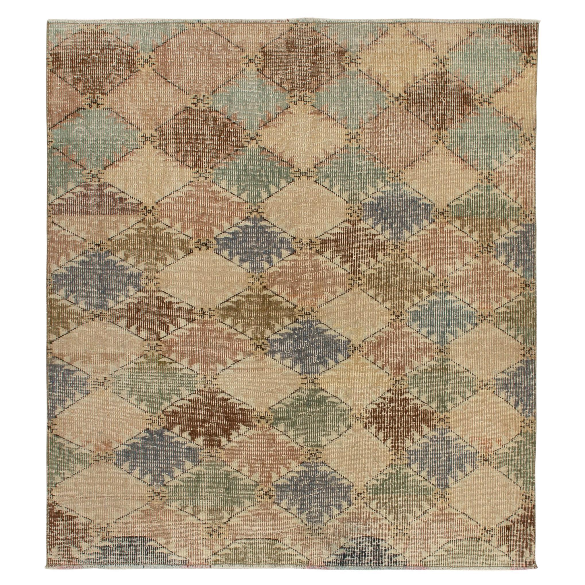 Tapis vintage vieilli des années 1960 en beige-marron, motif de diamants bleus par Rug & Kilim
