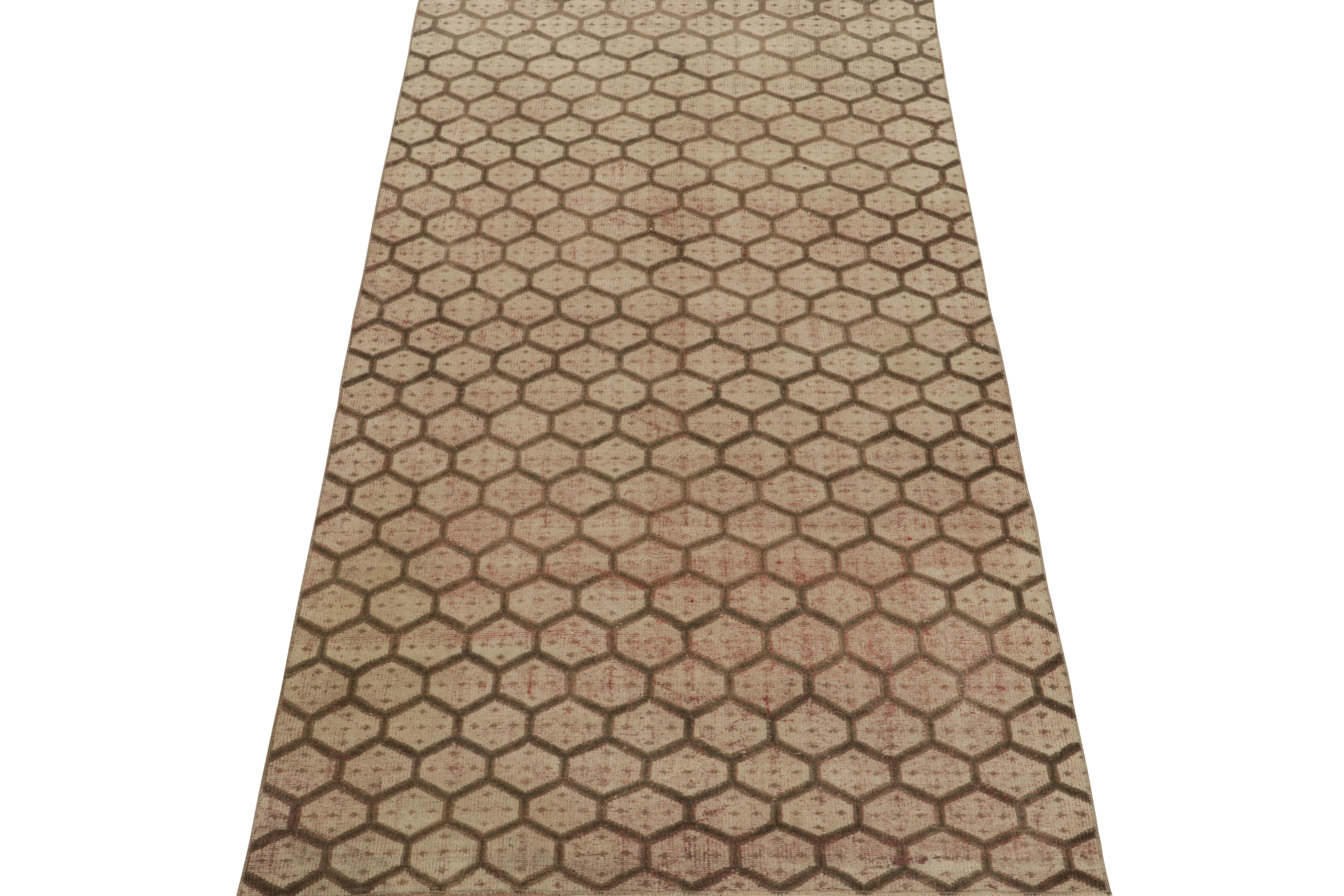 Ein 5 x 9 großer Vintage-Teppich aus der Werkstatt eines begehrten multidisziplinären türkischen Designers, der zu den neuesten Produkten der Mid-Century Pasha-Kollektion von Rug & Kilim gehört.

Das wunderschöne Zusammenspiel von Beige-Braun und