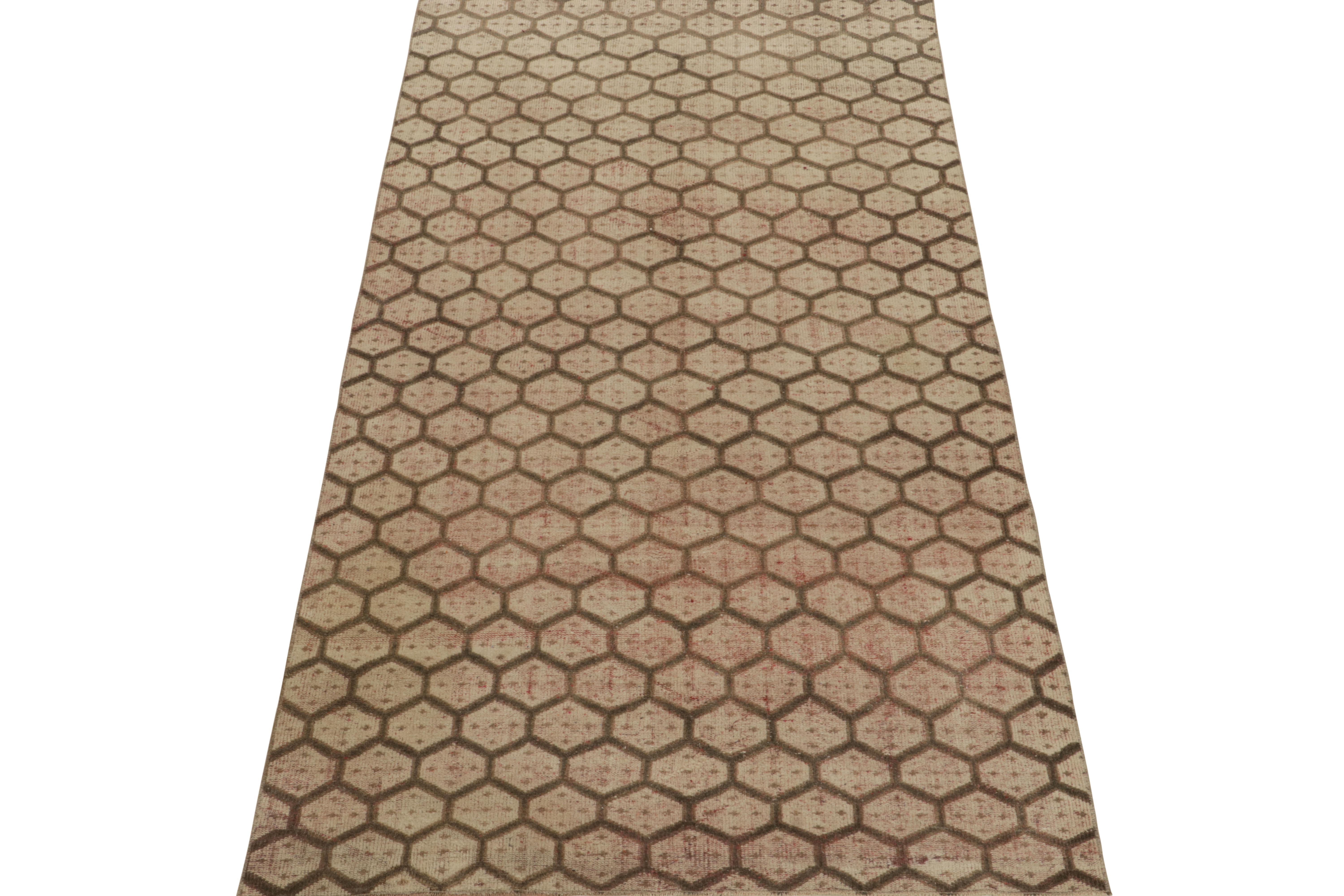 Un tappeto vintage 5 x 9 proveniente dall'atelier di un ricercato designer turco multidisciplinare, tra gli ultimi arrivati nella collezione Mid-Century Pasha di Rug & Kilim.

Lo splendido gioco di beige-marrone e baci di verde e rosso completa