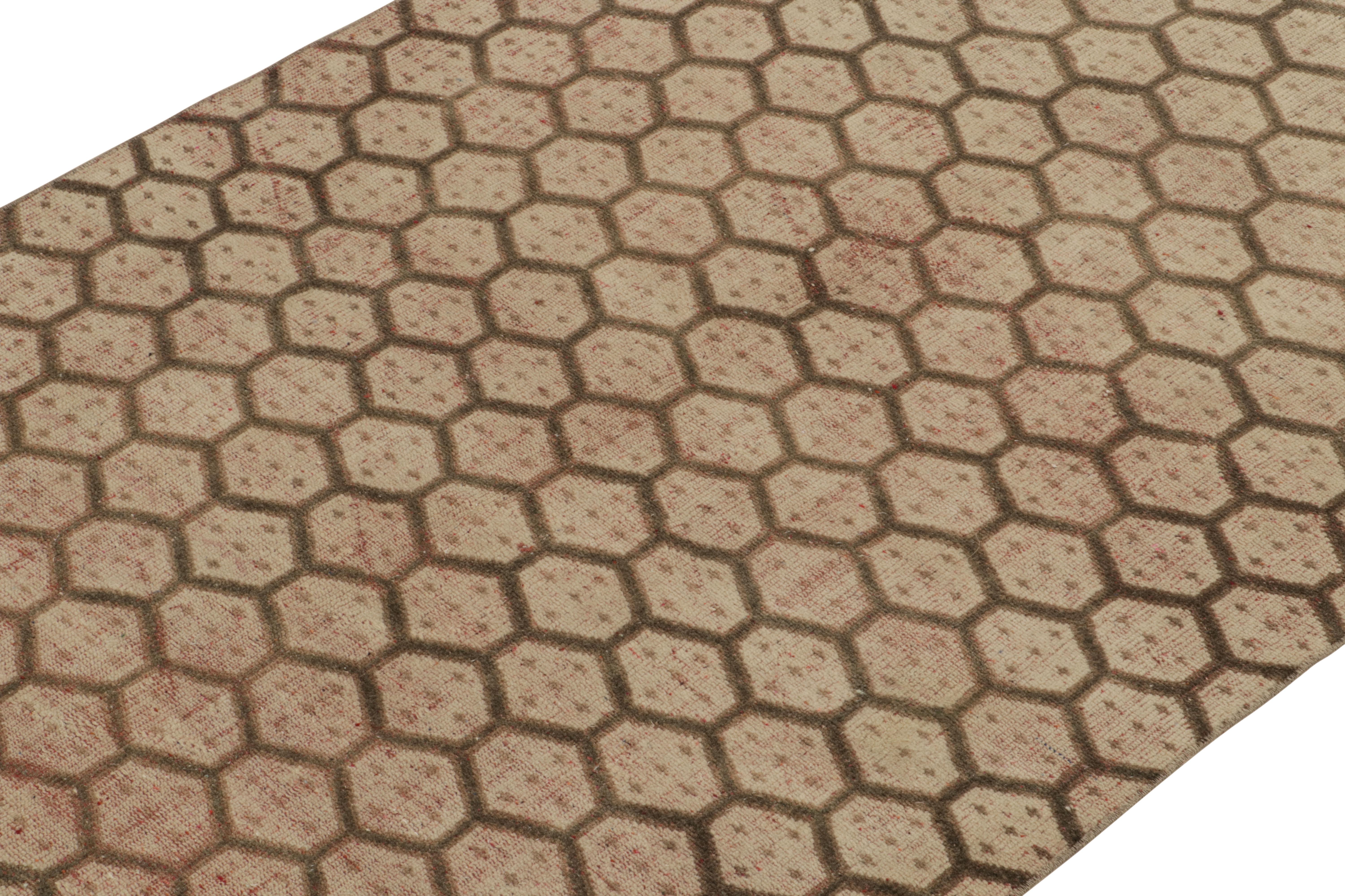 Turco Tappeto vintage anni '60 con motivo geometrico beige e marrone di Rug & Kilim in vendita