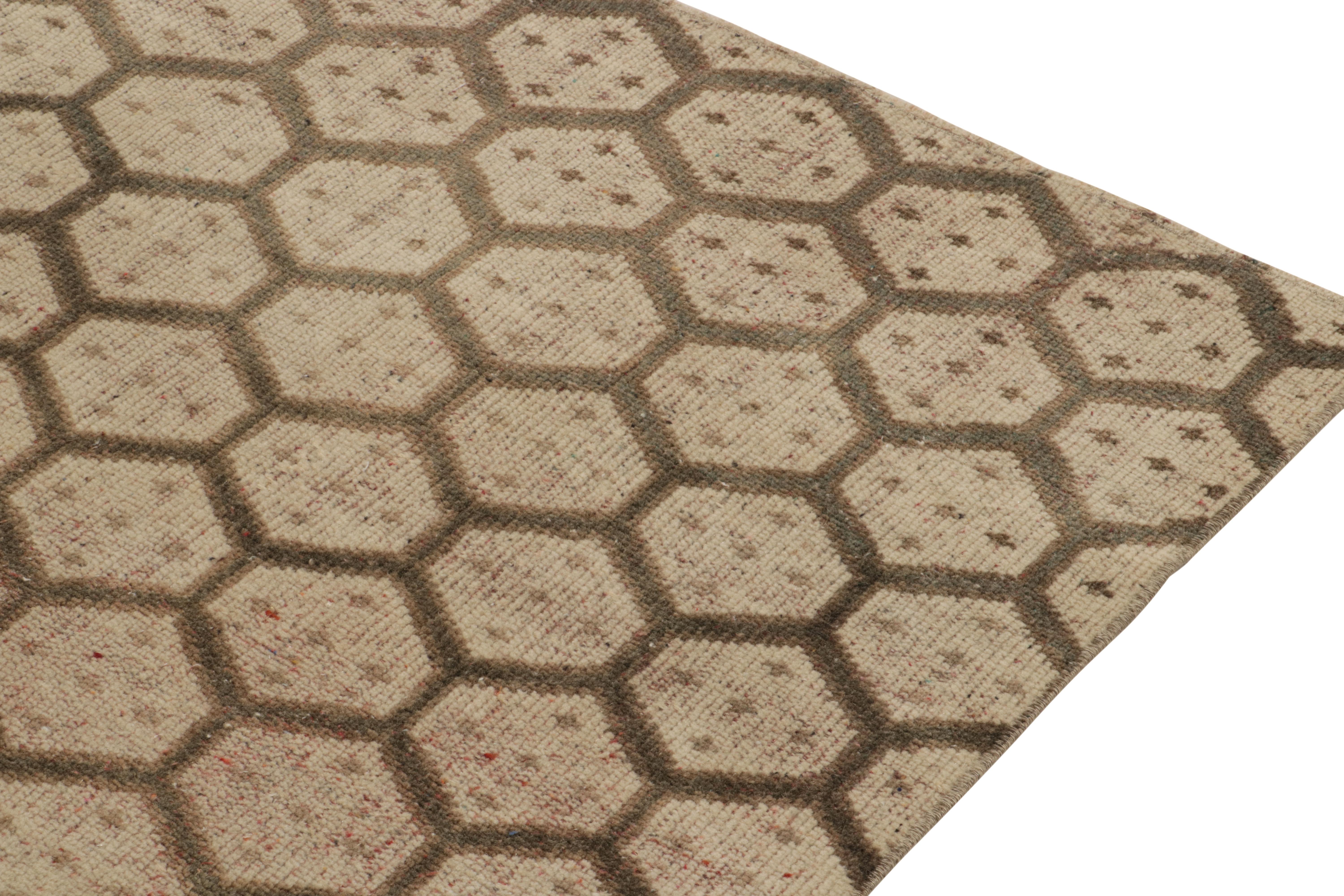 Teppich im Vintage-Stil aus den 1960er Jahren mit geometrischem Muster in Beige und Braun von Teppich & Kelim (Handgeknüpft) im Angebot