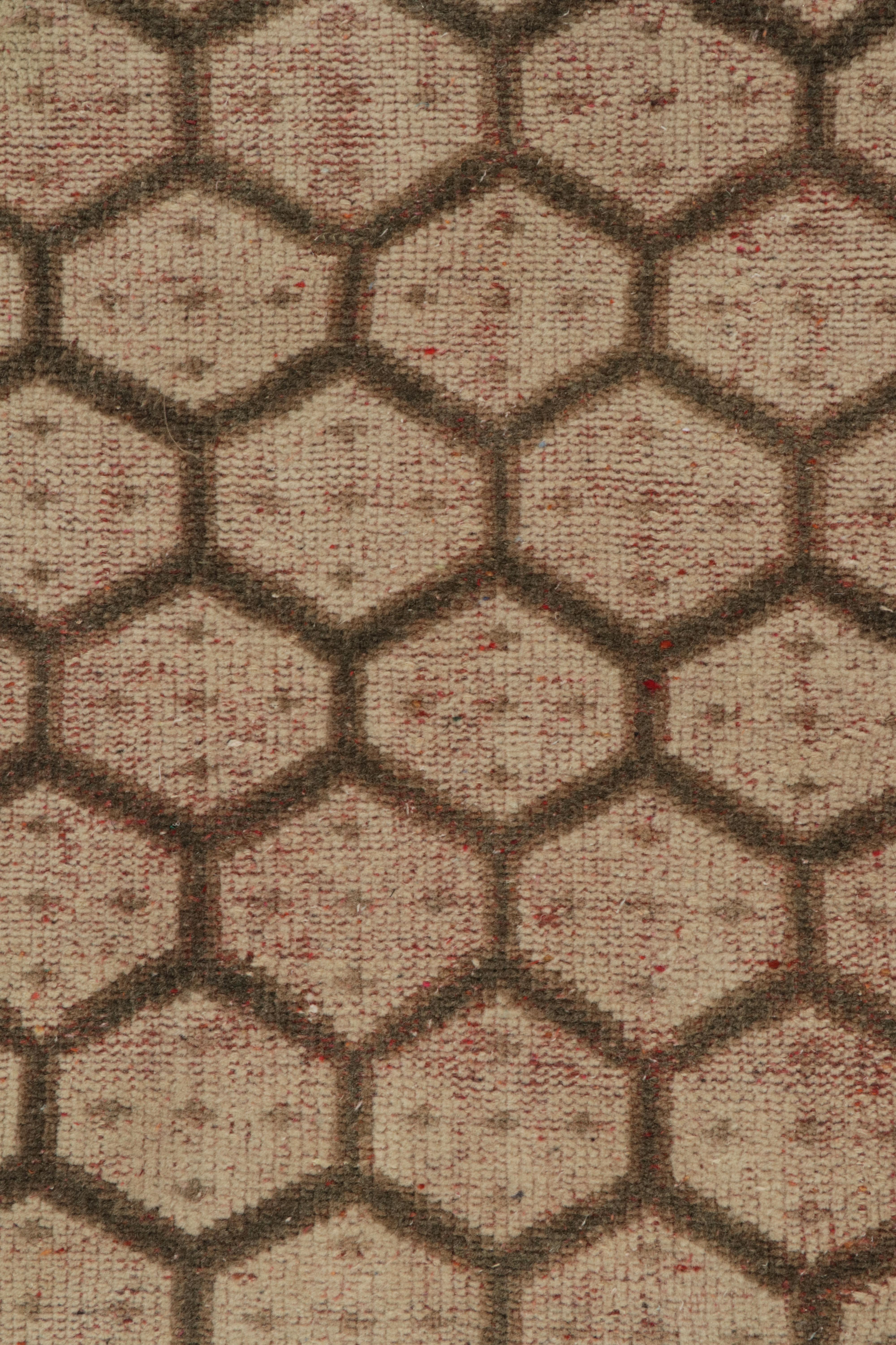 Teppich im Vintage-Stil aus den 1960er Jahren mit geometrischem Muster in Beige und Braun von Teppich & Kelim im Zustand „Gut“ im Angebot in Long Island City, NY
