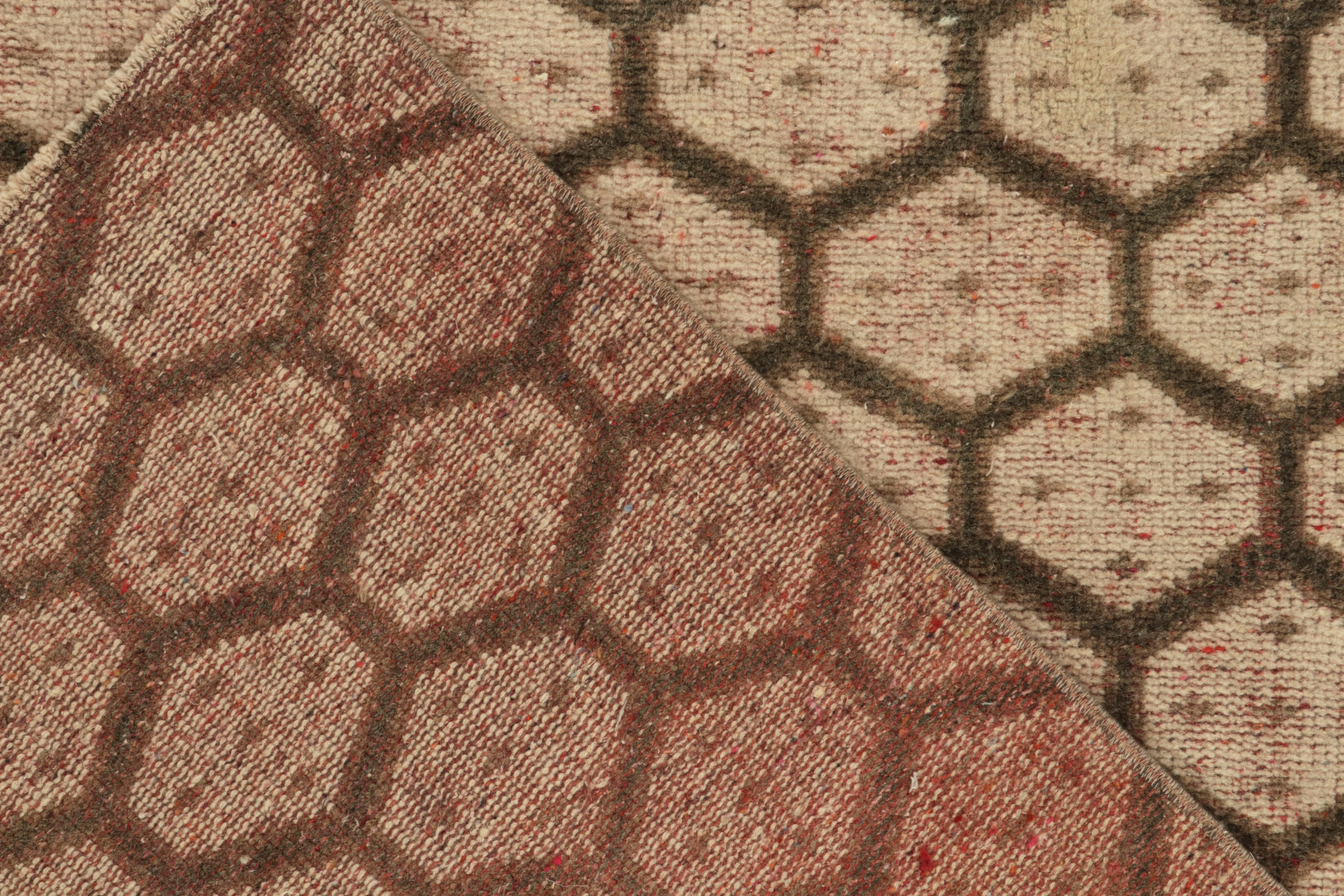Metà XX secolo Tappeto vintage anni '60 con motivo geometrico beige e marrone di Rug & Kilim in vendita