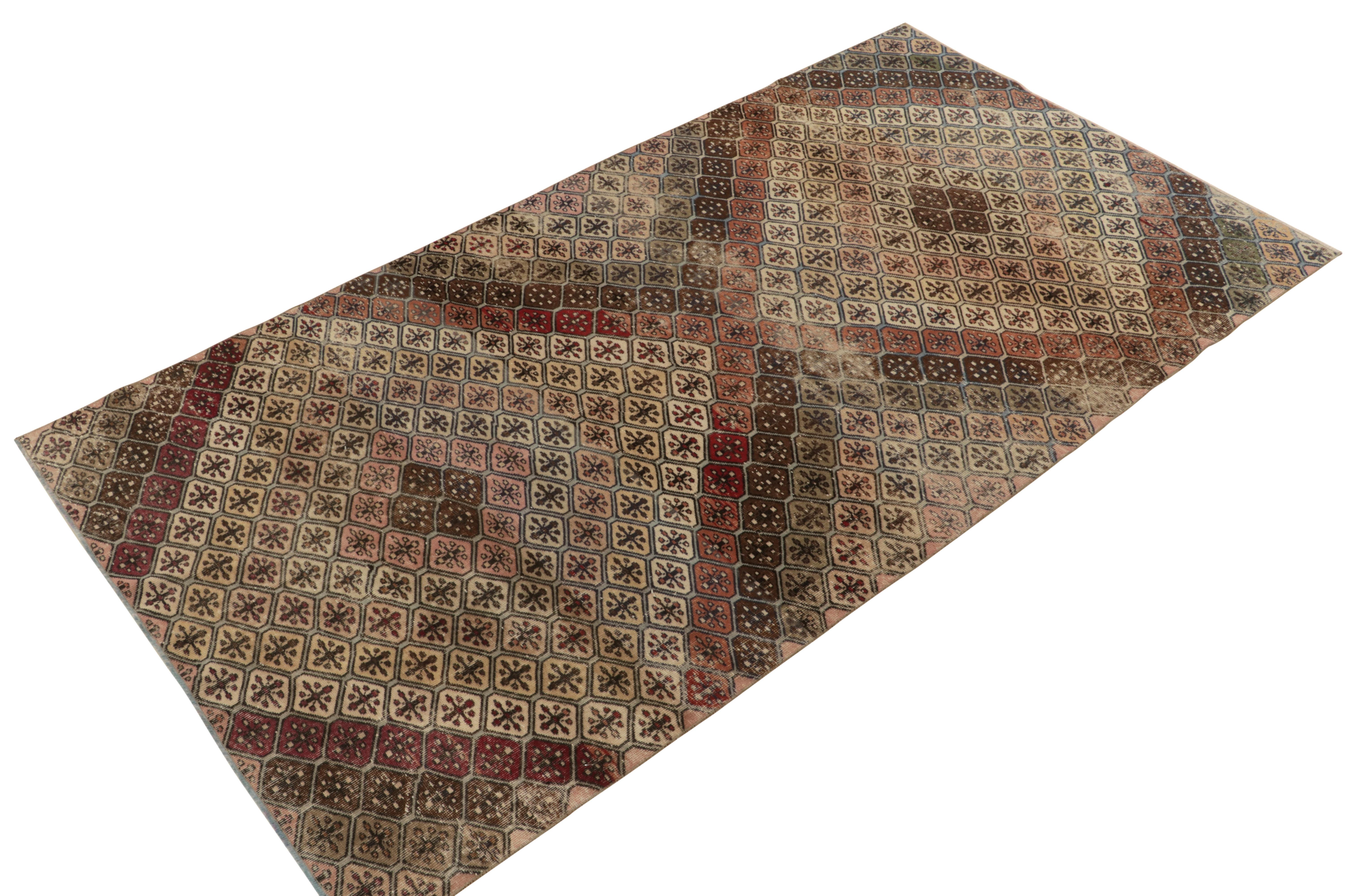 Vintage-Teppich im Used-Stil aus den 1960er Jahren mit geometrischem Muster in Beige-Braun-Rot von Teppich & Kelim (Art déco) im Angebot