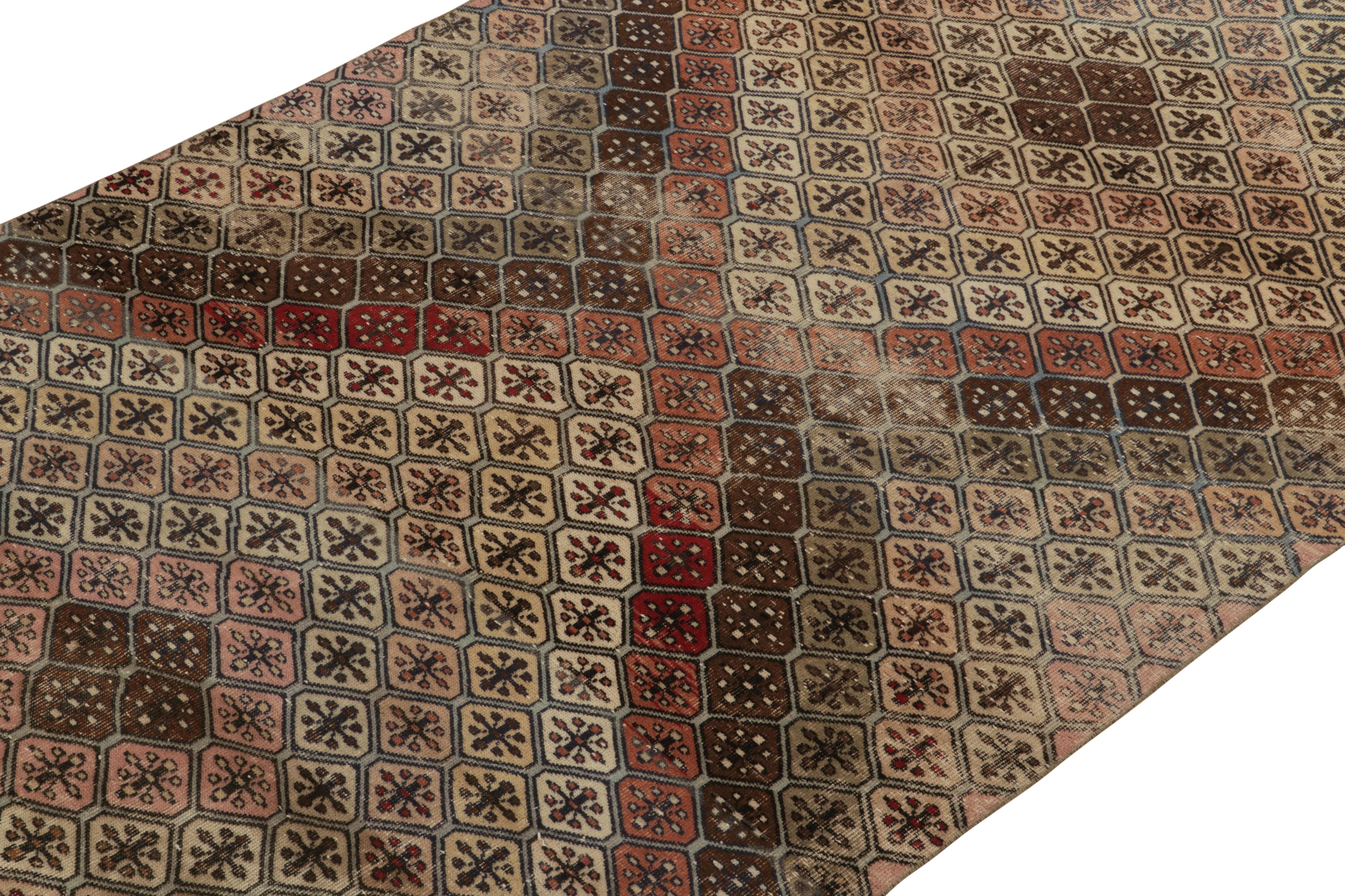Vintage-Teppich im Used-Stil aus den 1960er Jahren mit geometrischem Muster in Beige-Braun-Rot von Teppich & Kelim (Türkisch) im Angebot