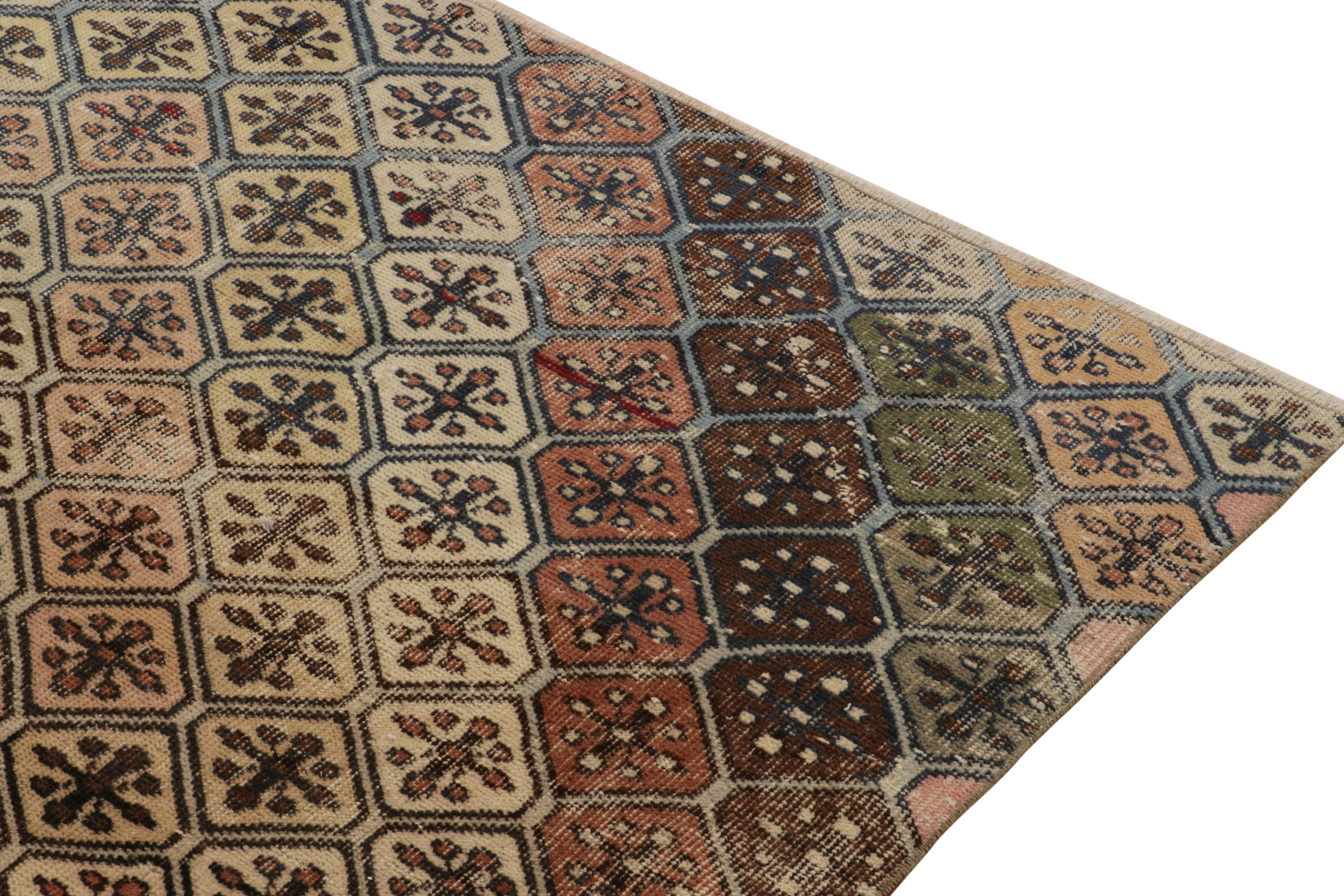 Vintage-Teppich im Used-Stil aus den 1960er Jahren mit geometrischem Muster in Beige-Braun-Rot von Teppich & Kelim (Handgeknüpft) im Angebot