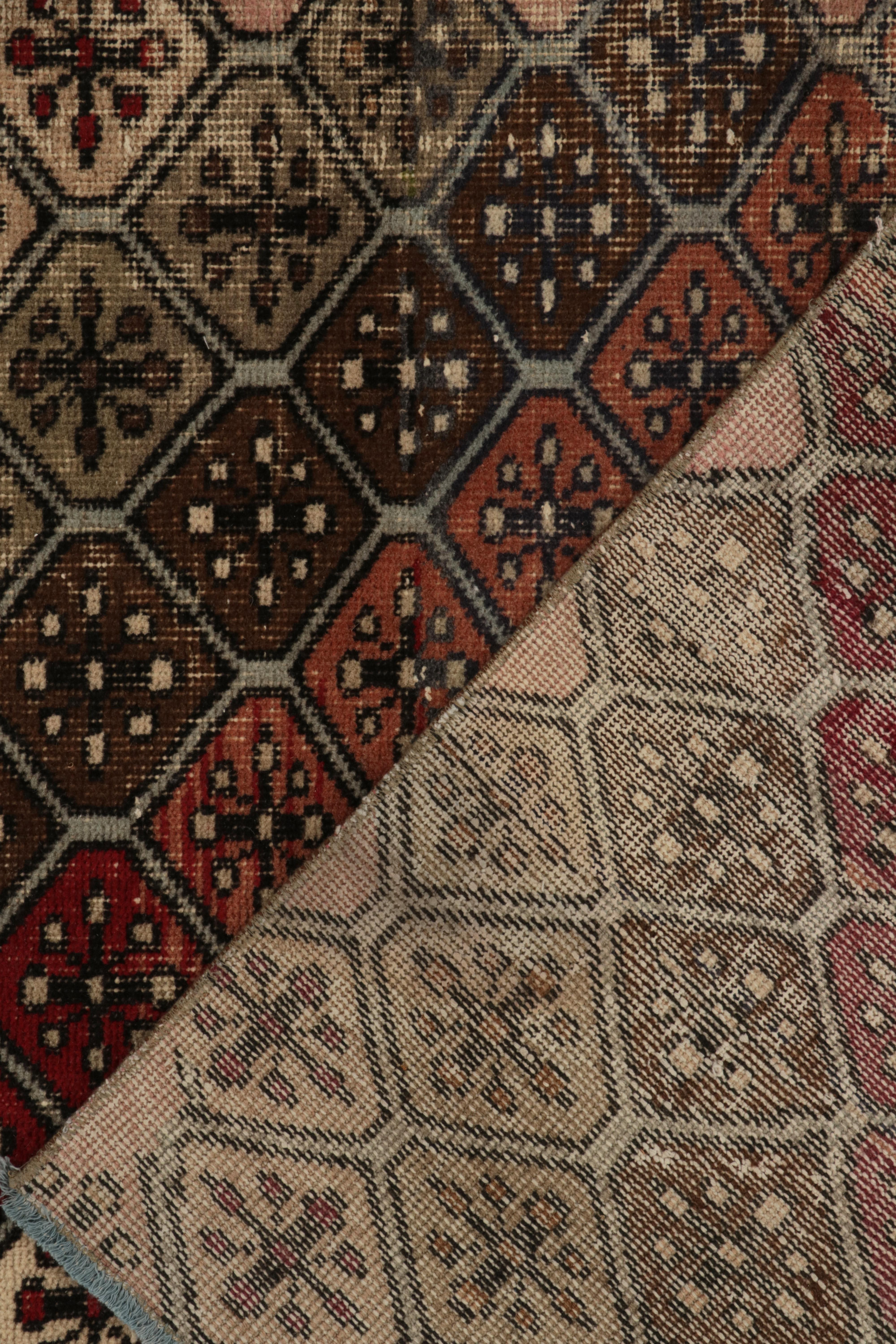 Vintage-Teppich im Used-Stil aus den 1960er Jahren mit geometrischem Muster in Beige-Braun-Rot von Teppich & Kelim im Zustand „Gut“ im Angebot in Long Island City, NY