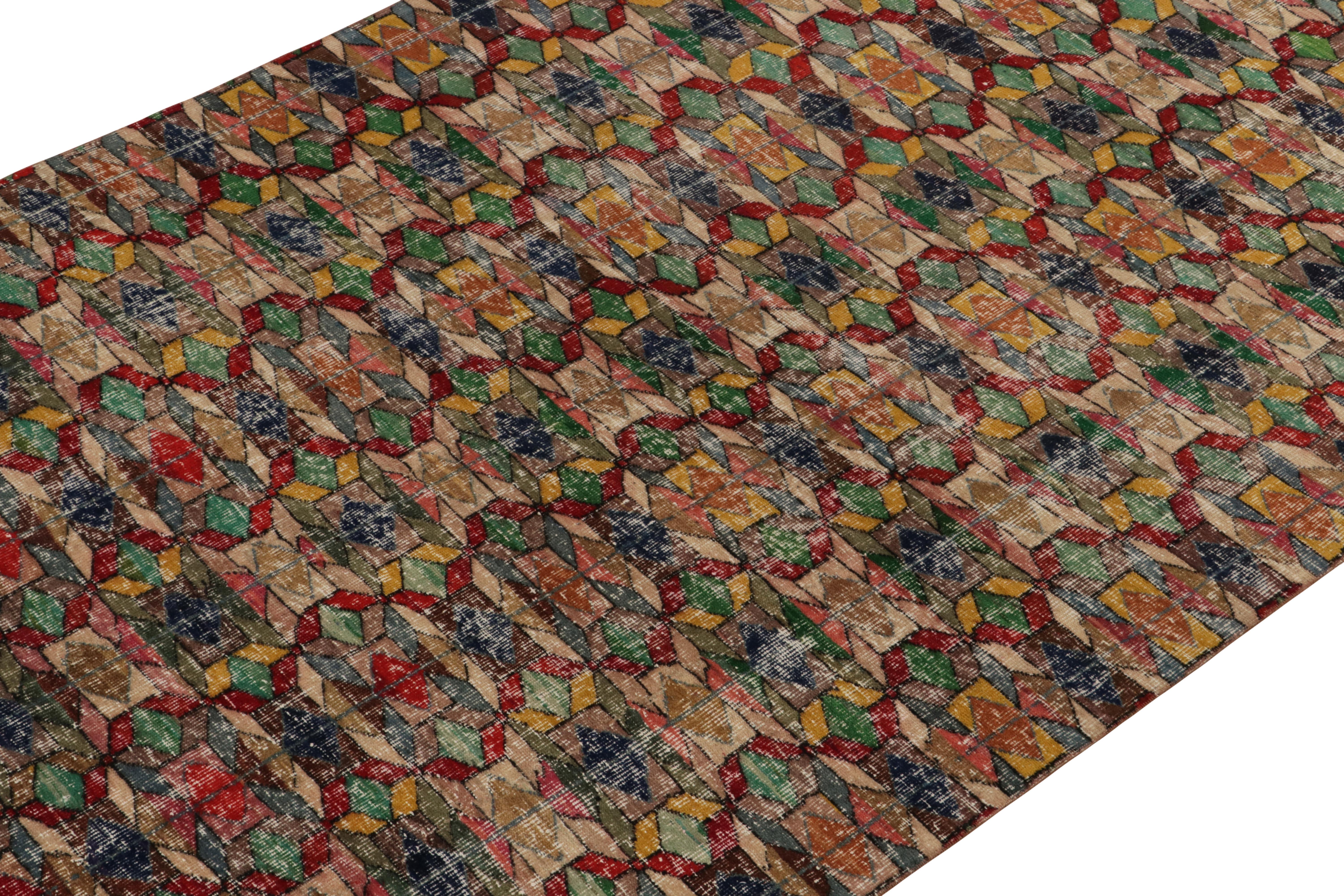 Teppich im Vintage-Stil aus den 1960er Jahren mit mehrfarbigem geometrischem Muster von Teppich & Kelim (Türkisch) im Angebot
