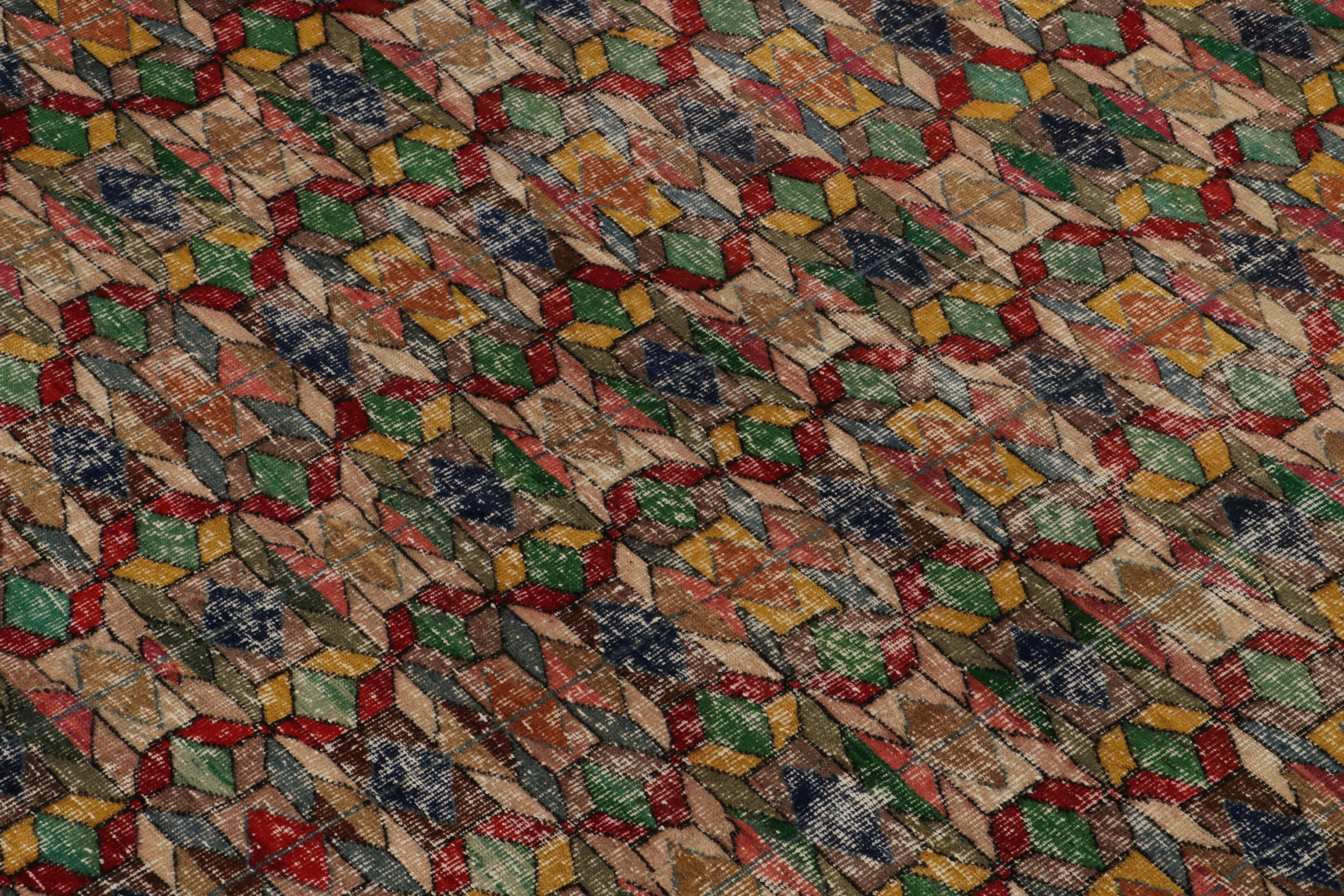 Teppich im Vintage-Stil aus den 1960er Jahren mit mehrfarbigem geometrischem Muster von Teppich & Kelim im Zustand „Gut“ im Angebot in Long Island City, NY