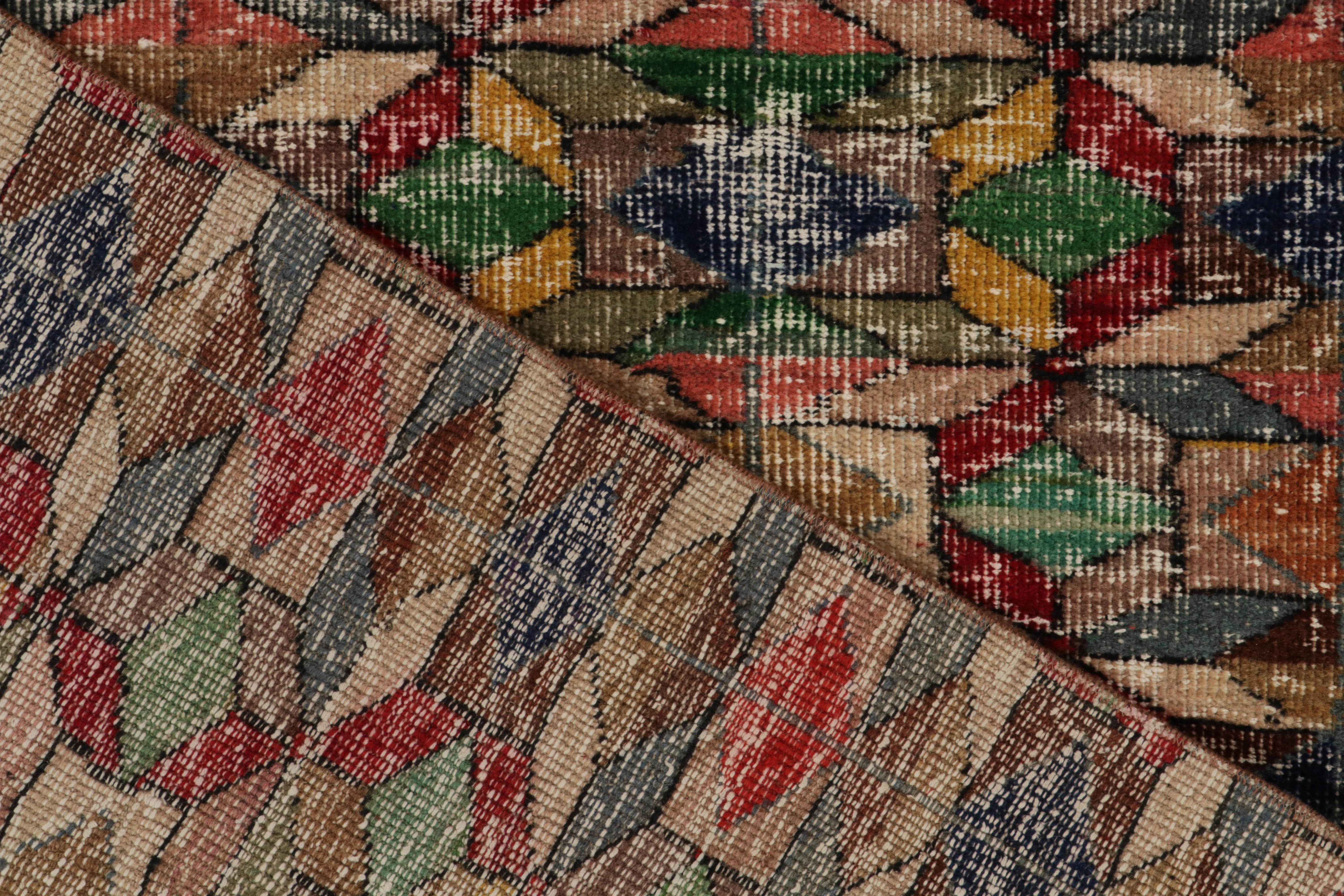 Teppich im Vintage-Stil aus den 1960er Jahren mit mehrfarbigem geometrischem Muster von Teppich & Kelim (Mitte des 20. Jahrhunderts) im Angebot