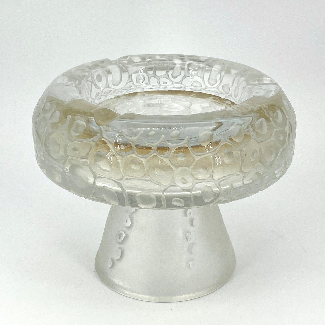 1960s Dolomite Mushroom Art Glass Footed Ashtray Vintage Italian Mid-Century Era In Good Condition For Sale In Hyattsville, MD