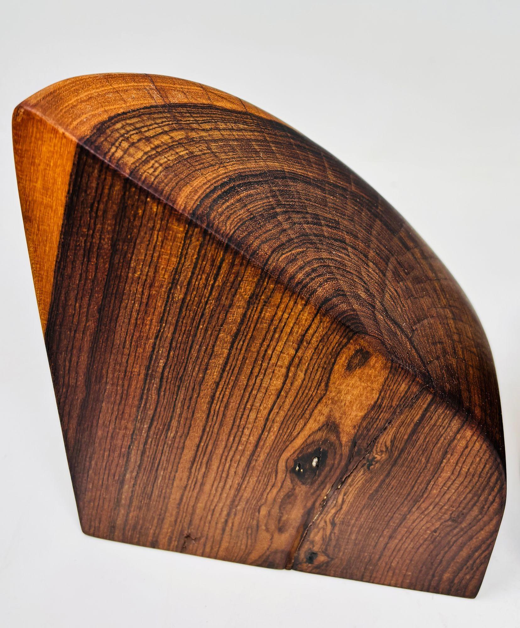 Par de sujetalibros de madera de cocobolo tallados a mano por Don Shoemaker en los años 60 en venta 2