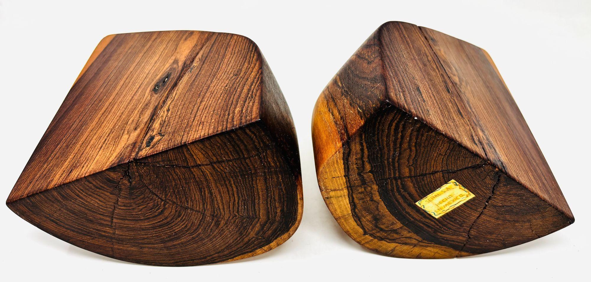 Par de sujetalibros de madera de cocobolo tallados a mano por Don Shoemaker en los años 60 en venta 3