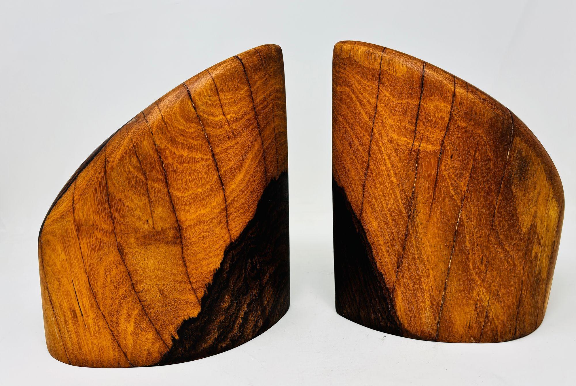 Sujetalibros de madera de cocobolo tallados a mano por Don Shoemaker de los años 60 - Pareja  Diseño mexicano moderno de mediados de siglo, Señal S.A.
Raro y exquisito par de sujetalibros de madera de cocobolo tallados a mano por el renombrado