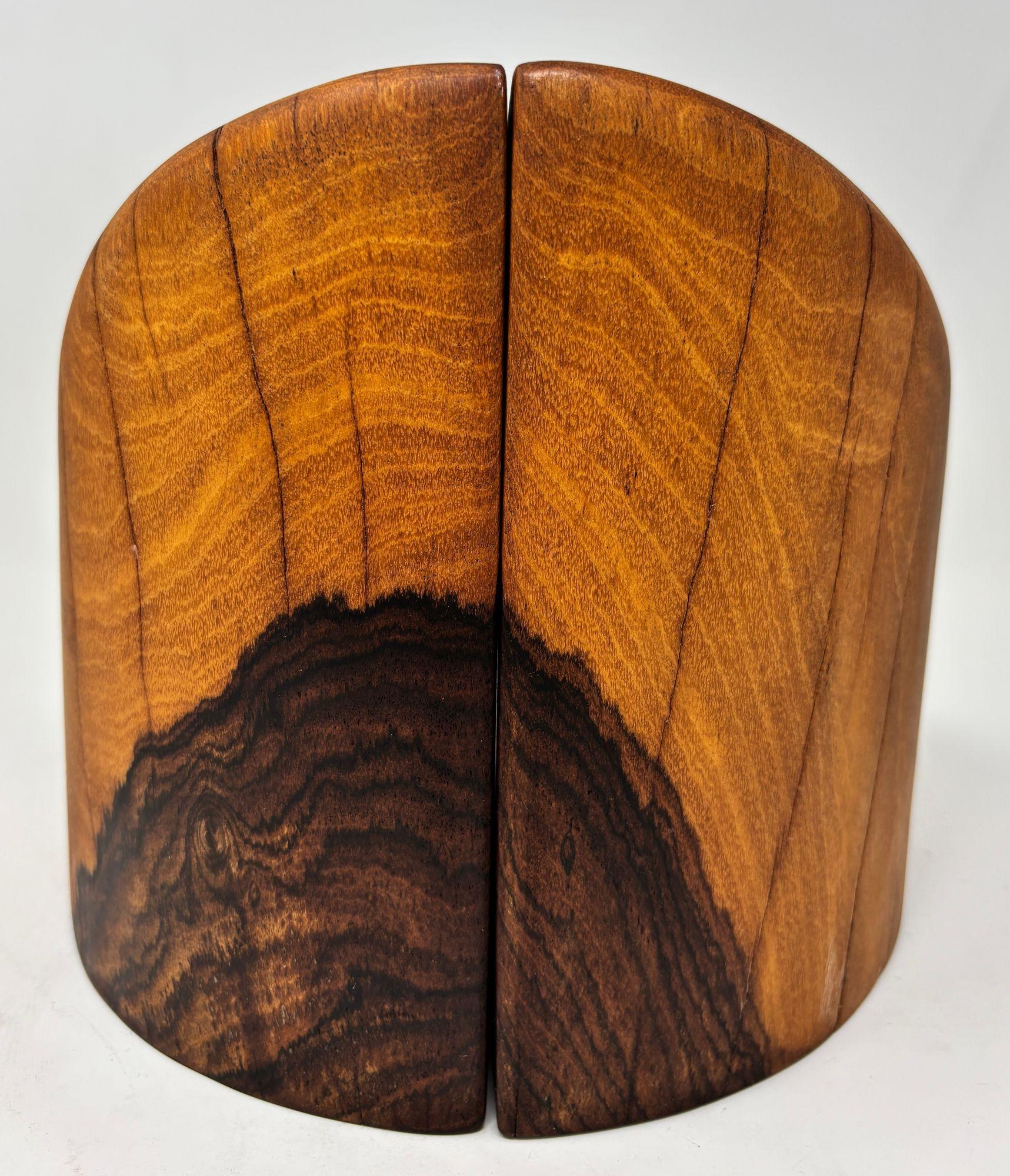 Par de sujetalibros de madera de cocobolo tallados a mano por Don Shoemaker en los años 60 Moderno orgánico en venta