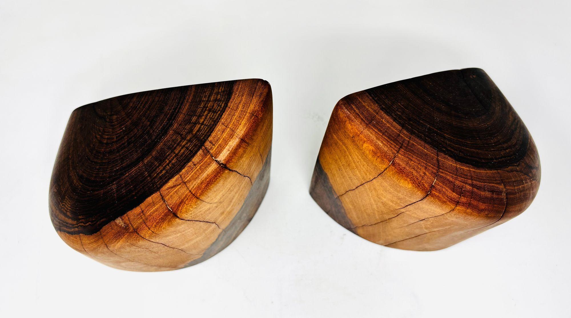 Par de sujetalibros de madera de cocobolo tallados a mano por Don Shoemaker en los años 60 Mexicano en venta